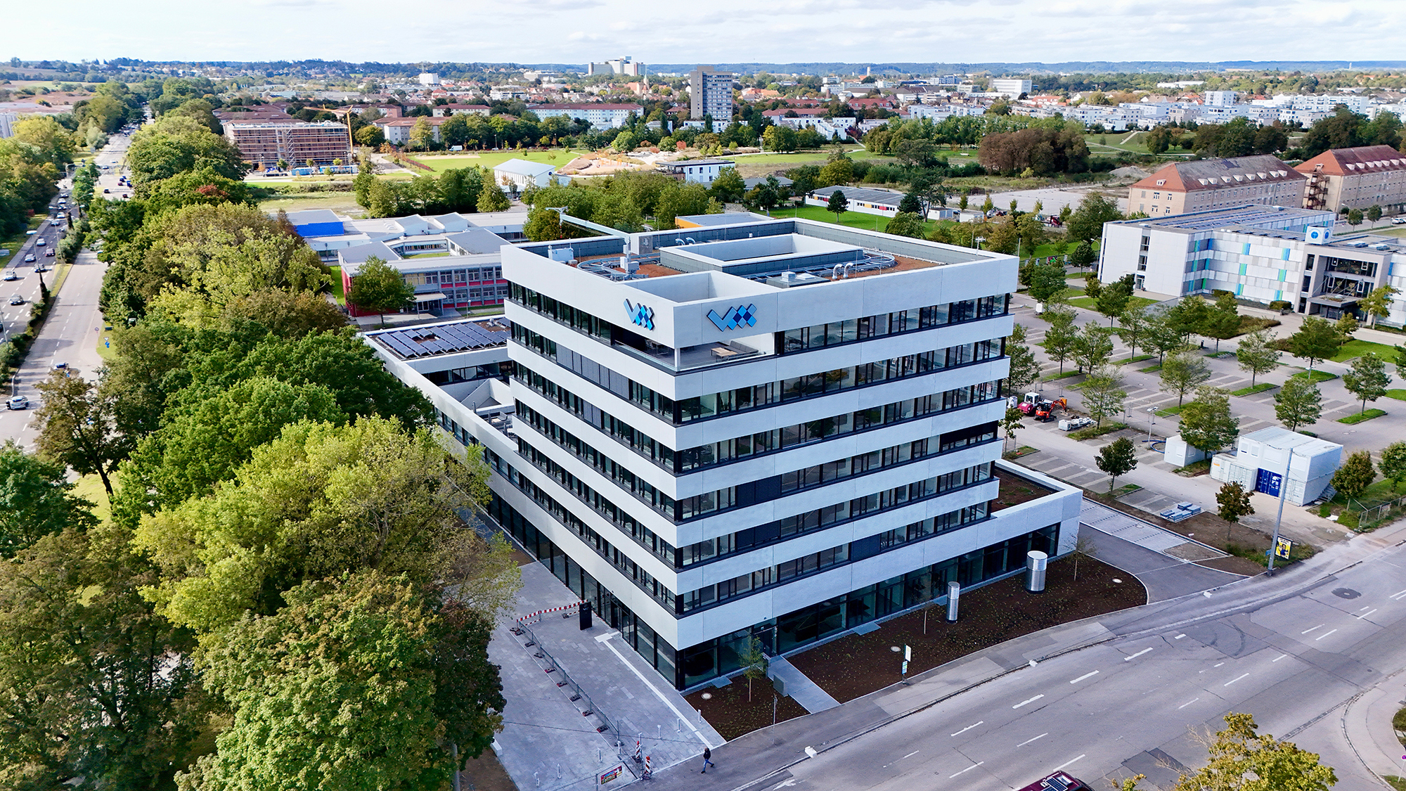 Die neue Firmenzentrale der Wohnbaugruppe Augsburg von der Stadtmitte aus gesehen, mit Blick in Richtung Westen. Foto: Wohnbaugruppe Augsburg