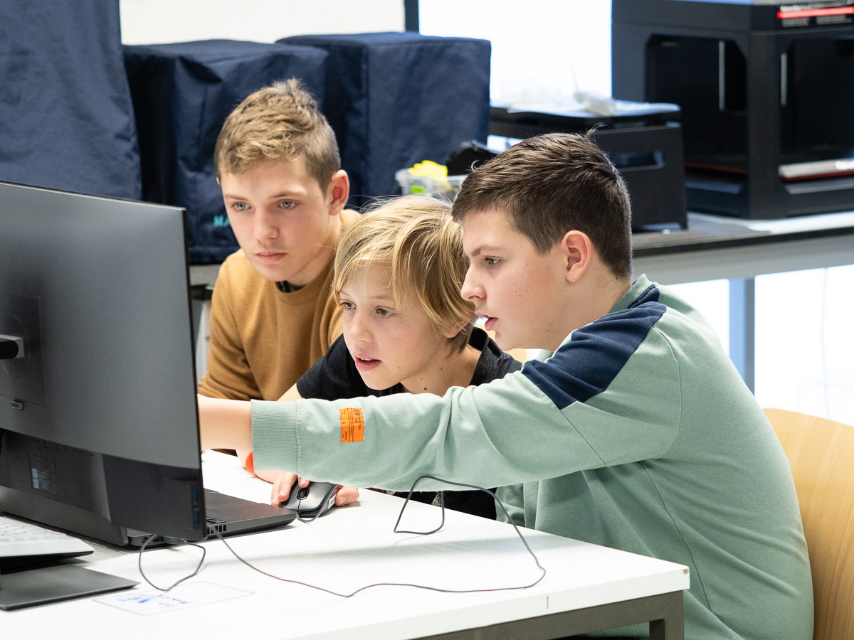 Schüler im DLR_School_Lab. Hier findet der erste Workshop, Einstieg mit dem Thymio Lernroboter, statt. Fotoquelle: Stefan Winterstetter.