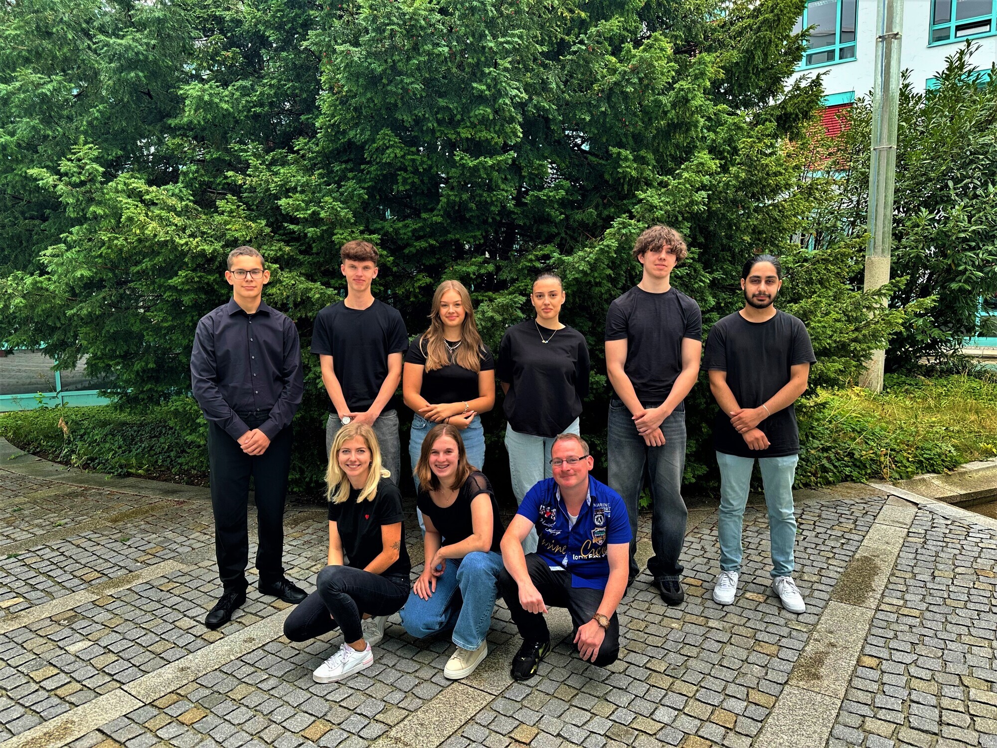 Zukünftige Fachkräfte: Michael Brendel, Paul Hutter, Laura Porath, Neva Kizilbulut, Cassidy Jemiller, Ahmed Kuscu, Sarah Englisch, Anja Seiring und Edgar Bayerle begannen die Ausbildung. Foto: Agentur für Arbeit Augsburg