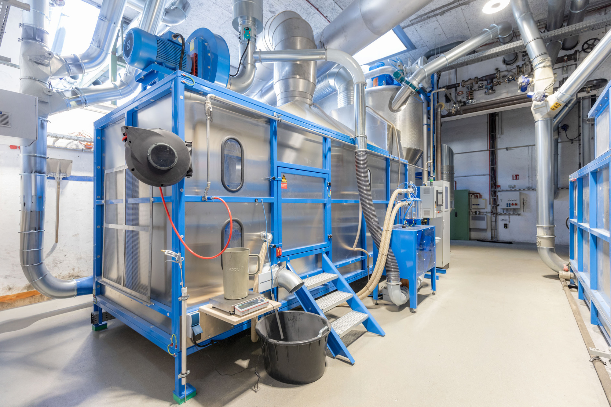 Ressourcenschonend und schnell: Ein neuer Schäumer sorgt in Holzgünz für eine effizientere Produktion. Foto: Matthias Mang/Joma