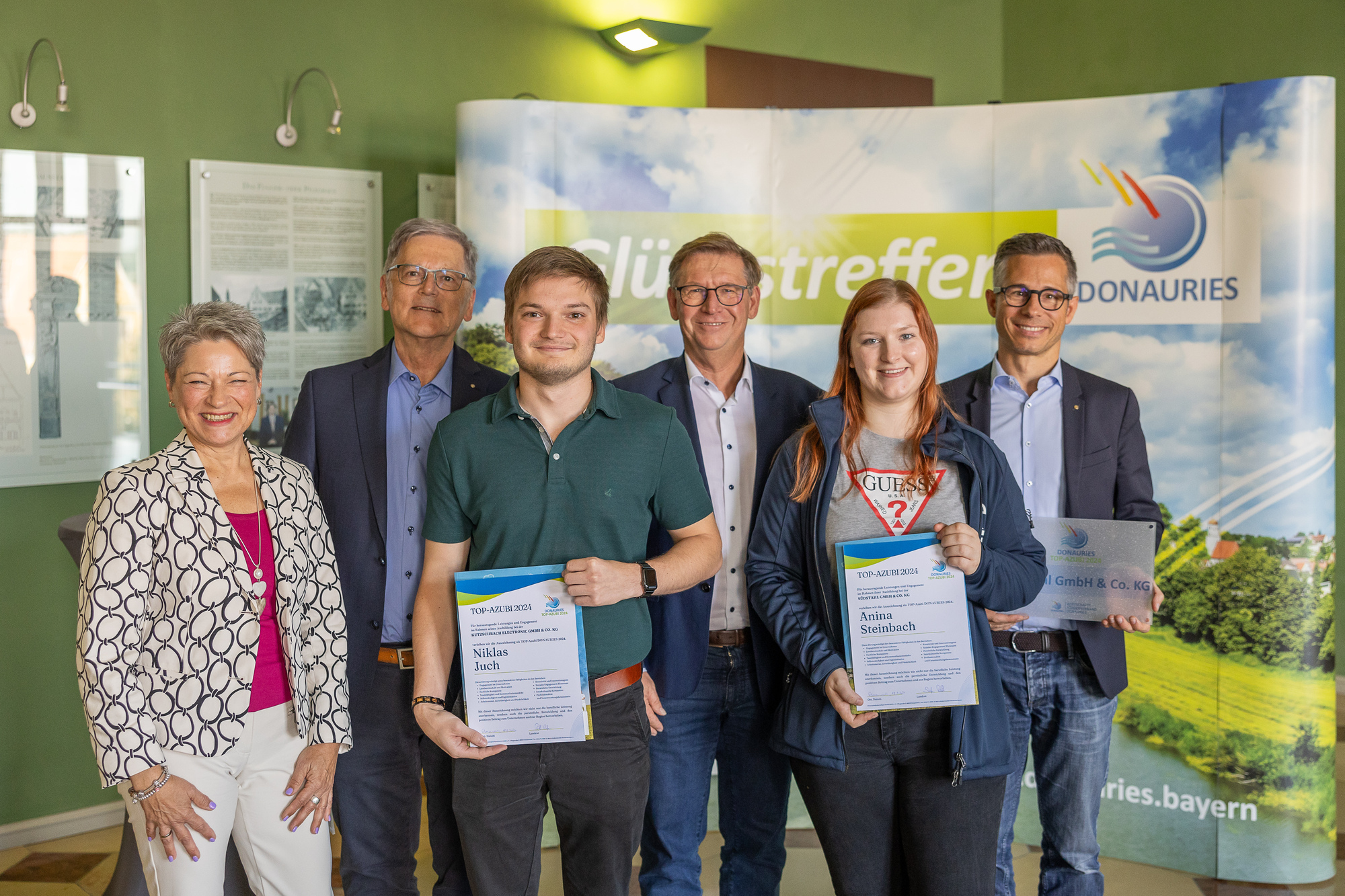 Birgit Rössle, Frank Kutzschbach, Nikals Juch, Stefan Rößle, Anina Steinbach und Ulrich Käuferle bei der Verleihung des Top-Azubi-Preises. Foto: Marco Kleebauer