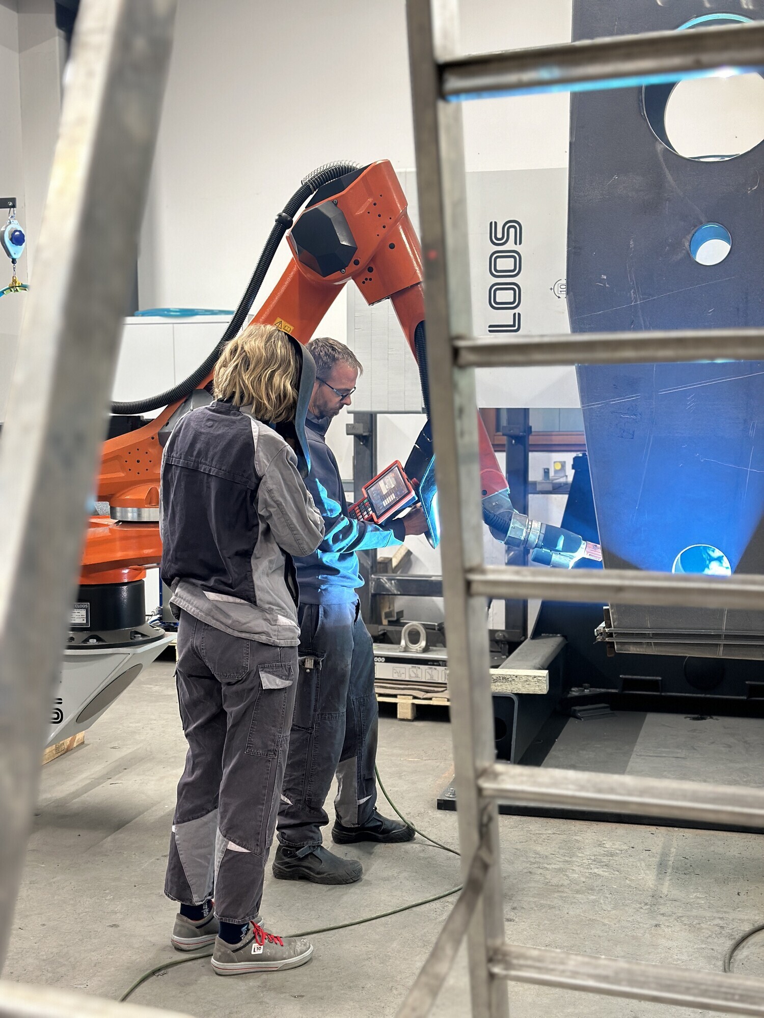Bei Ruf Maschinenbau erhält Pia Günther Einblick ins Schweißen. Bild: Allgäu GmbH