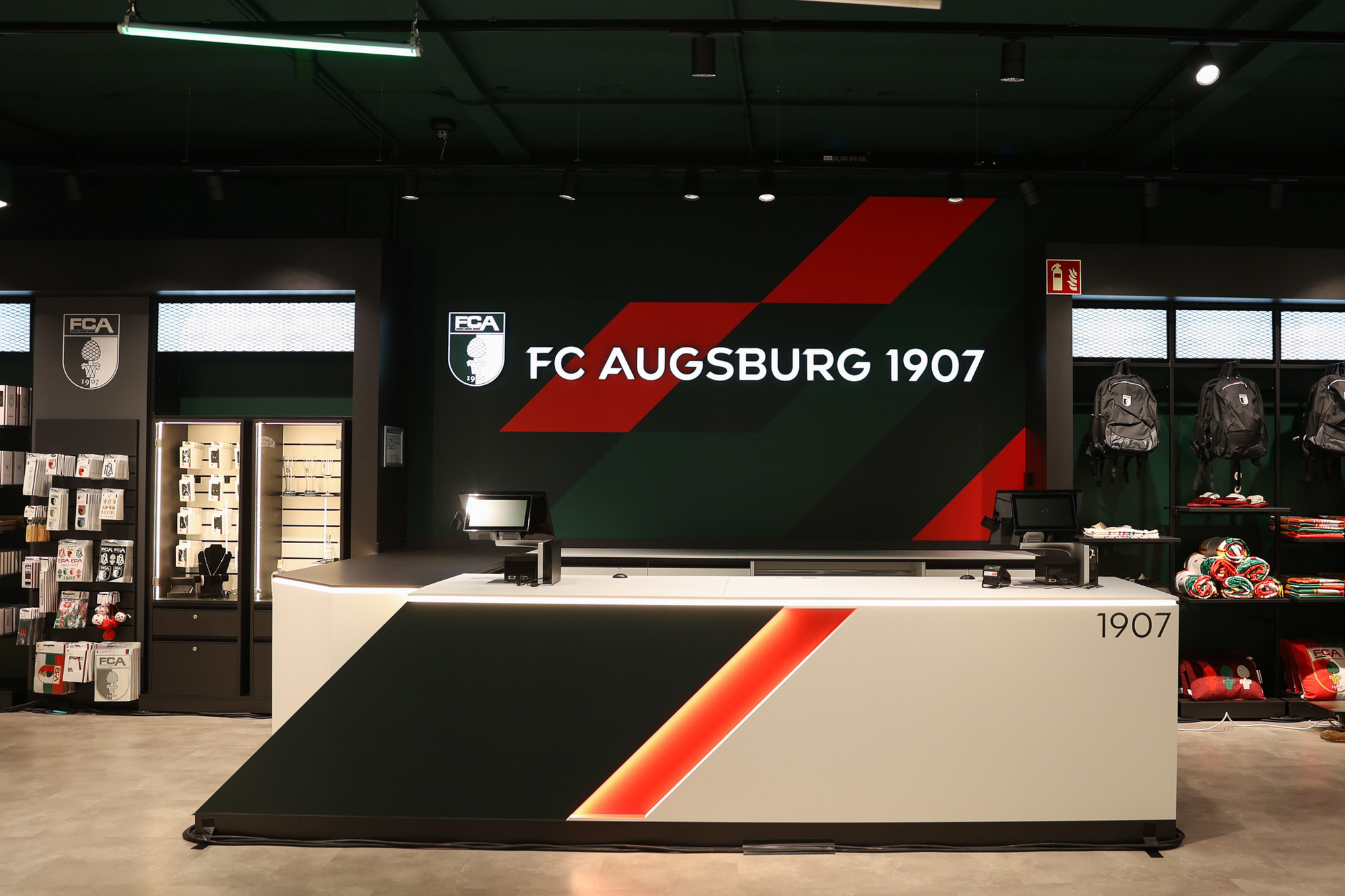 Neuer FCA-Fanshop eröffnet in der Maximilianstraße. Bildquelle: FC Augsburg 1907 GmbH & Co. KGaA