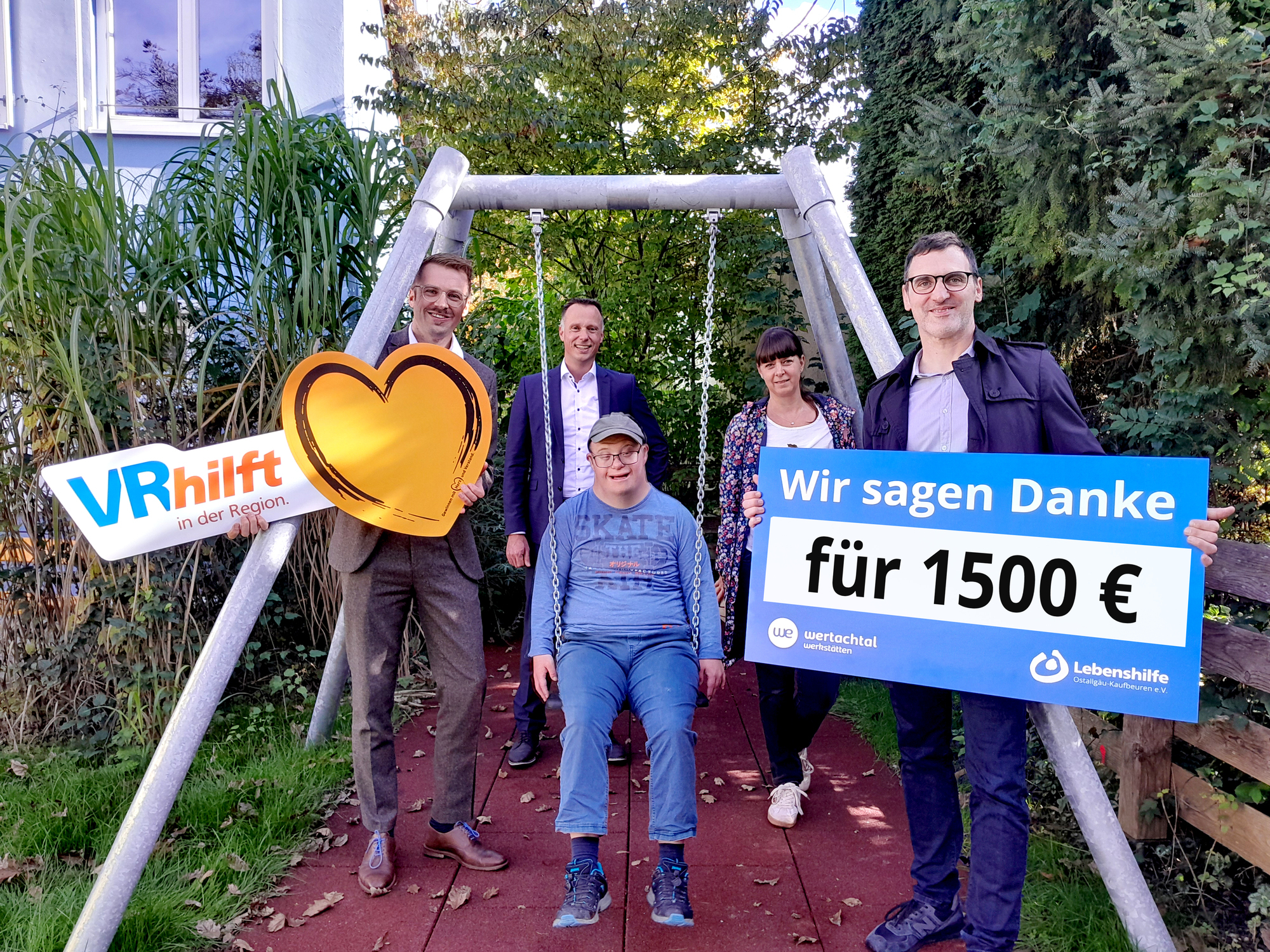 Bei der Spendenübergabe in den Räumlichkeiten der Lebenshilfe (v.l.n.r.): Bei der Spendenübergabe vergangene Woche (v.l.n.r.) Martin Snatschke und Simon Senn von der VR-Bank Augsburg-Ostallgäu, Leiterin der Förderstätte Gisela Dollinger und Geschäftsführer Klaus Prestele. Mit dabei war auch Pascal aus der Förderstätte, der begeistert den Einsatz der neuen Schaukel demonstrierte. Foto: Lebenshilfe Ostallgäu-Kaufbeuren