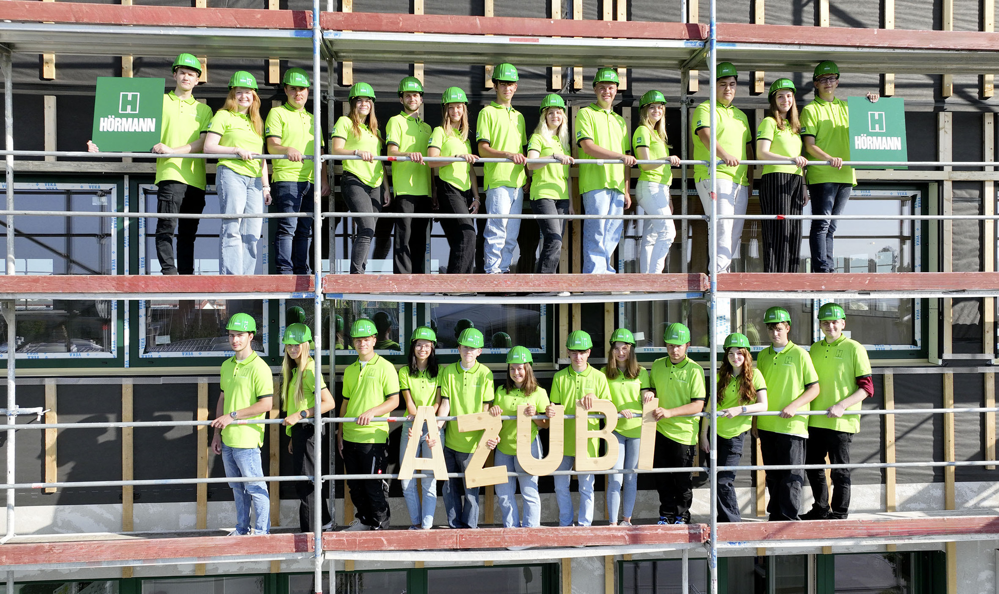 Hörmann Lehrlinge 2024/25 Gruppenbild auf Gerüst – Azubistart 2024 bei Hörmann; eine Person fehlt, duale Studierende fehlen