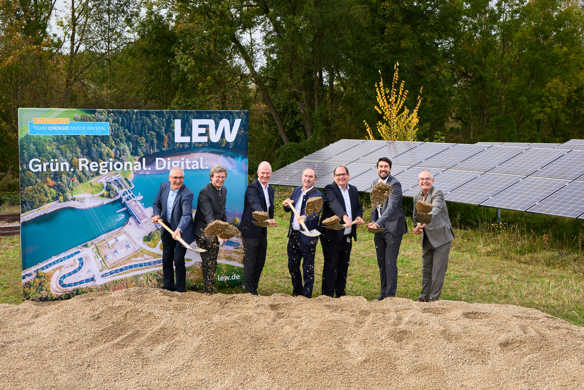 Spatenstich zum neuen Batteriespeicher in Gersthofen, v.l.: Hubert Kraus, Dr. Markus Müller-Walter, Dietrich Gemmel, Hubert Aiwanger, Martin Glink und Michael Bohlinger, Michael Wörle. Foto: LEW / Jonas Ziegler