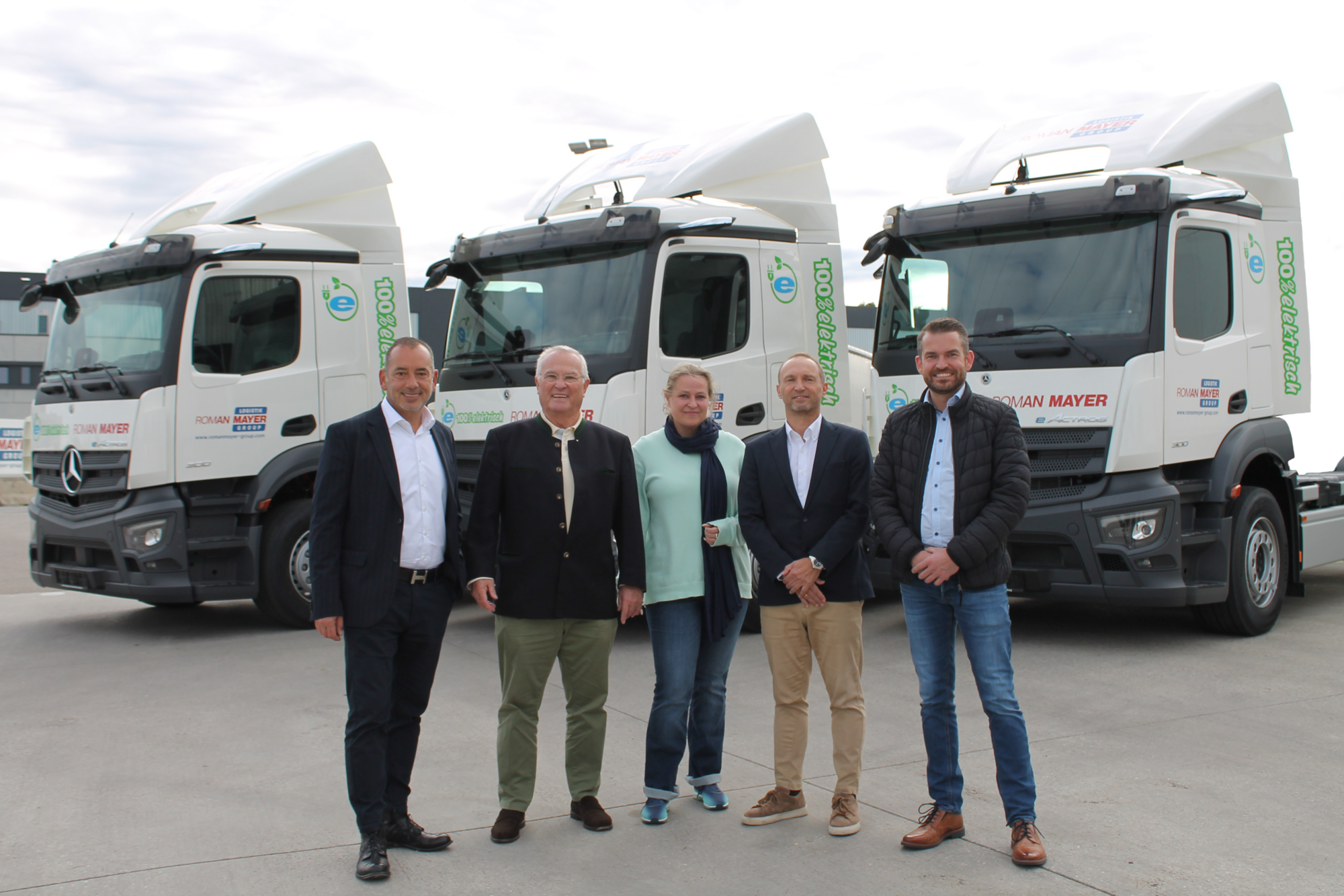 Von links: Die Geschäftsführer Gianluca Crestani, Roman Mayer, Valesca Mayer und Klaus Baier sowie Fuhrparkleiter Jörg Albrecht. Foto: Roman Mayer Logistik Group