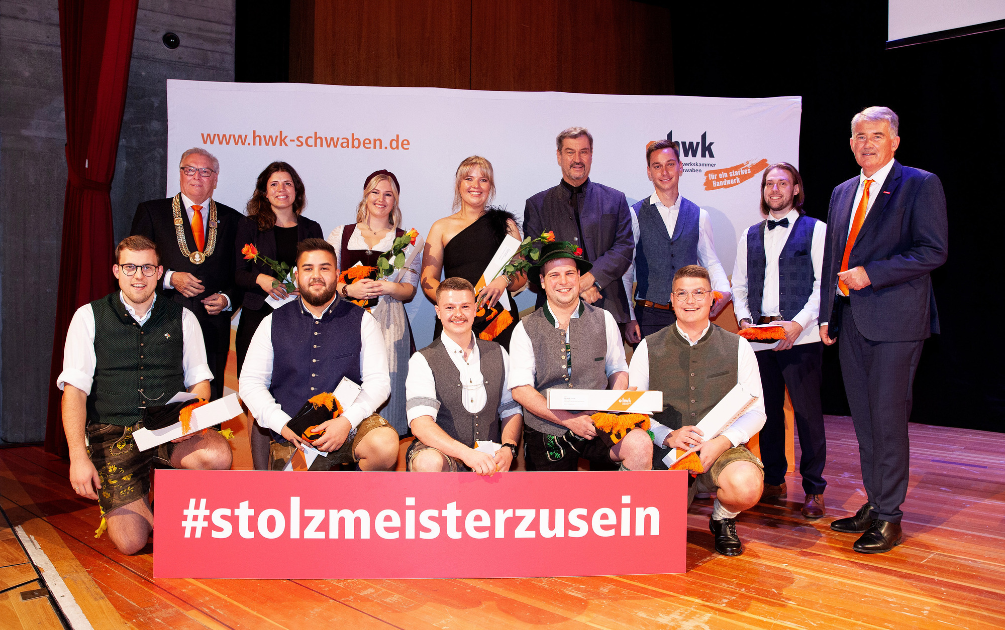 Die Jahresbestmeisterinnen und -meister mit Ministerpräsident Markus Söder, HWK-Präsident Hans-Peter Rauch und HWK-Hauptgeschäft