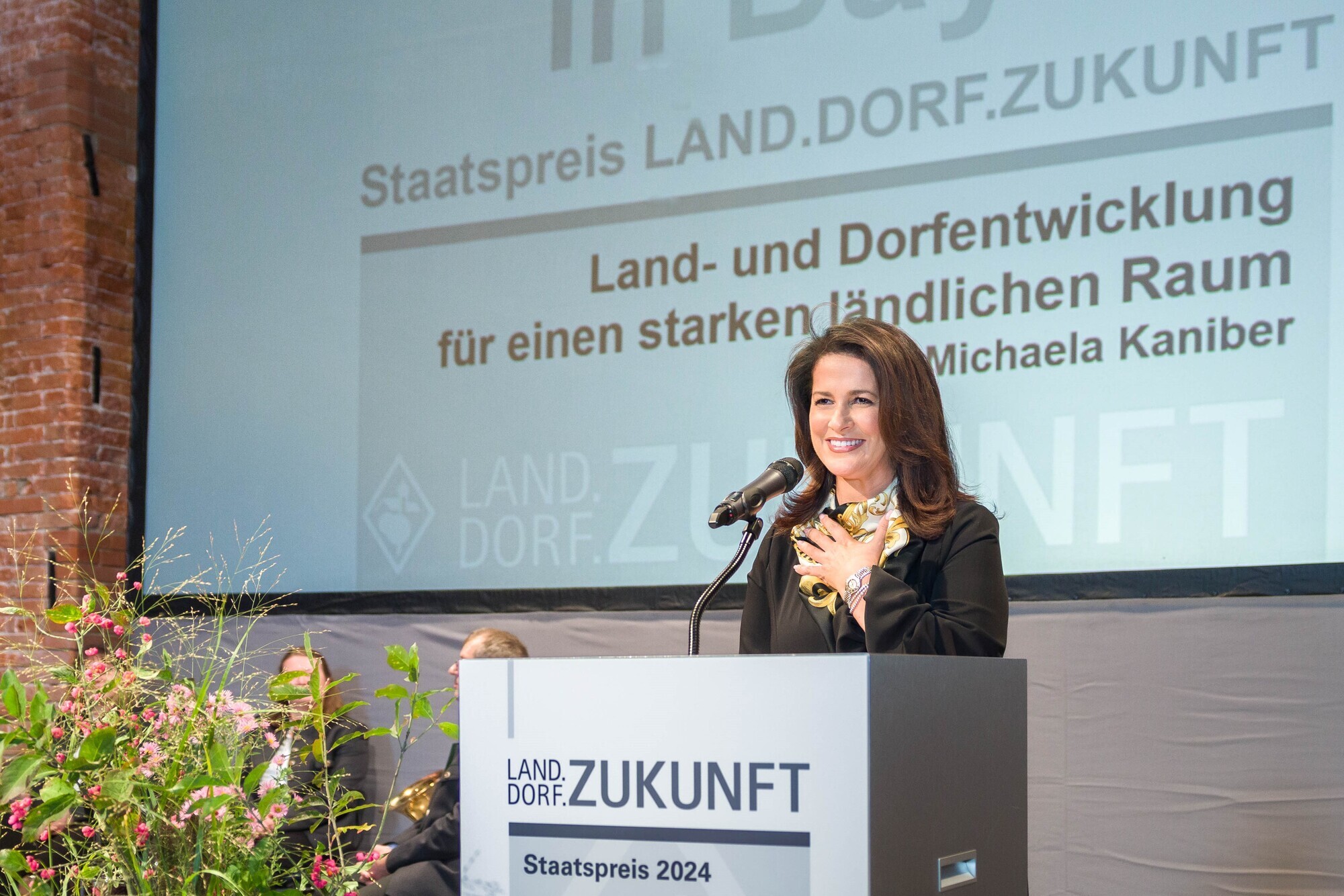 Staatsministerin für Ernährung, Landwirtschaft, Forsten und Tourismus Michaela Kaniber bei ihrer Laudatio. Foto: Hauke Seyfarth/StMELF.