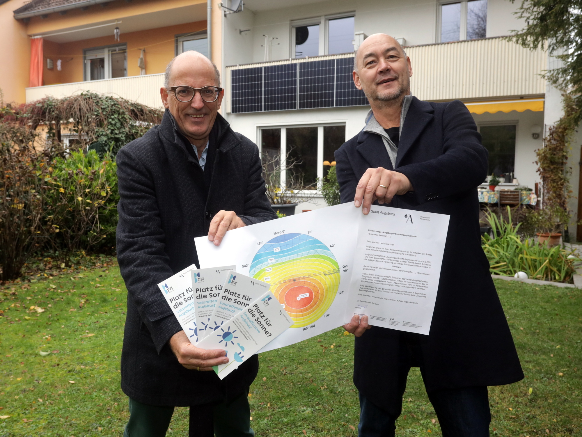 Umweltreferent Reiner Erben bei der Übergabe einer der ersten Förderzusagen im Herbst 2023. Bis Oktober 2024 haben bereits fast
