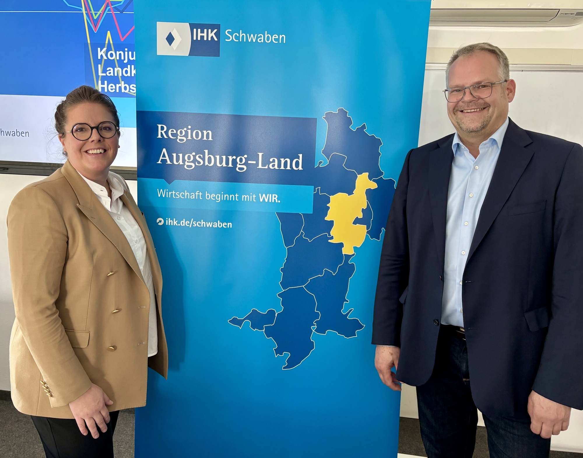 Lisa Thaler und Paul Kienberger, Vorstandsmitglieder IHK-Regionalversammlung Augsburg-Land, stellen die aktuellen Konjunkturzahlen für die regionale Wirtschaft vor. Foto: Angelina Märkl / B4BSCHWABEN