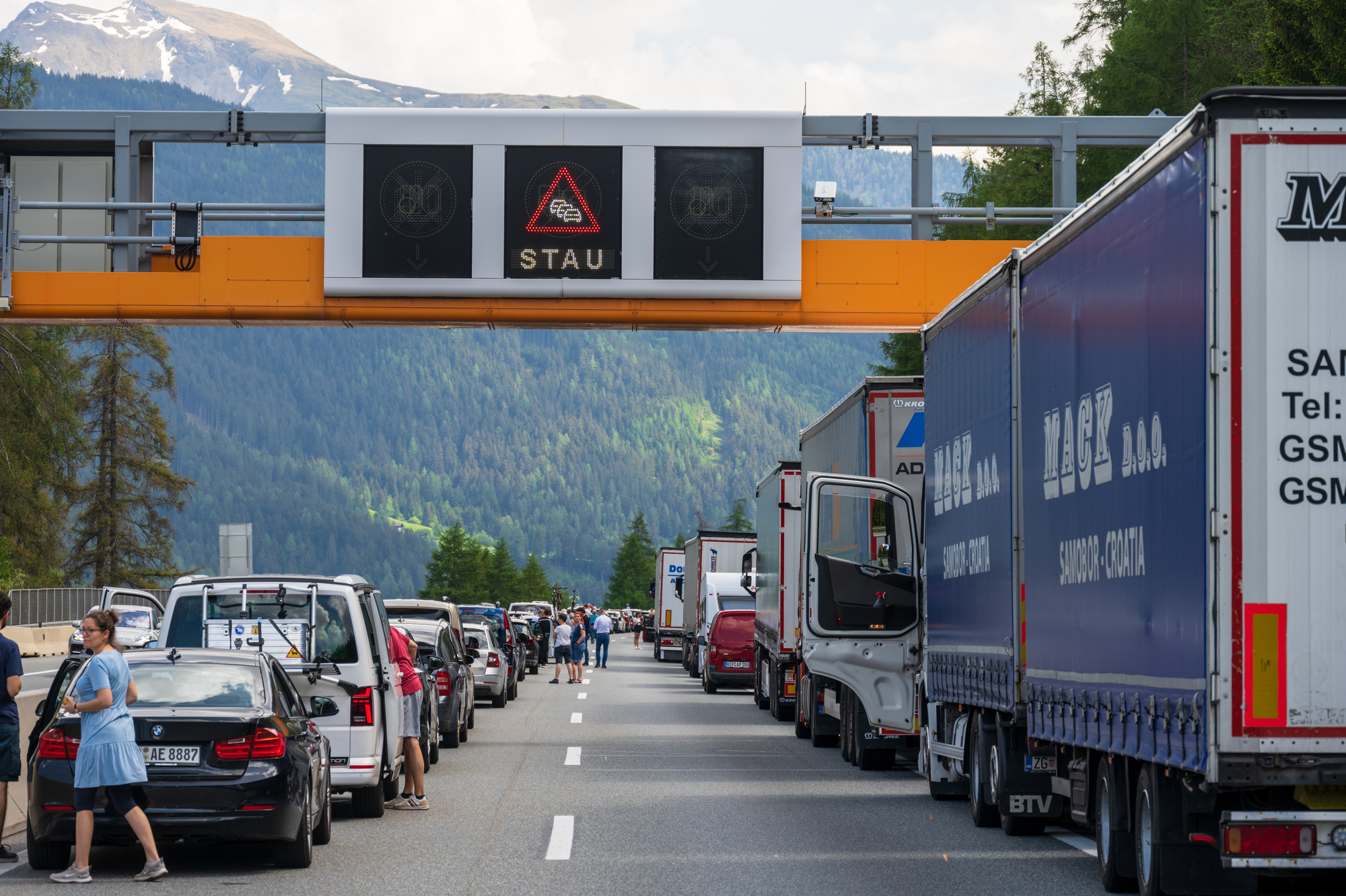 Symbolbild. Regelmäßig staut sich der Verkehr auf der Route über den Brenner. Vor allem zur Ferienzeit stehen LKW-Fahrer und Urlauber im Stau. Bildquelle: penofoto.de - stock.adobe.com