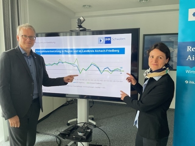 (v.l.n.r.) Regionalgeschäftsführer Jens Walter und IHK-Regionalvorsitzende Katrin Krauß-Herkert präsentieren die aktuellen Konjunkturdaten für die regionale Wirtschaft im Wittelsbacher Land. Foto: IHK Schwaben