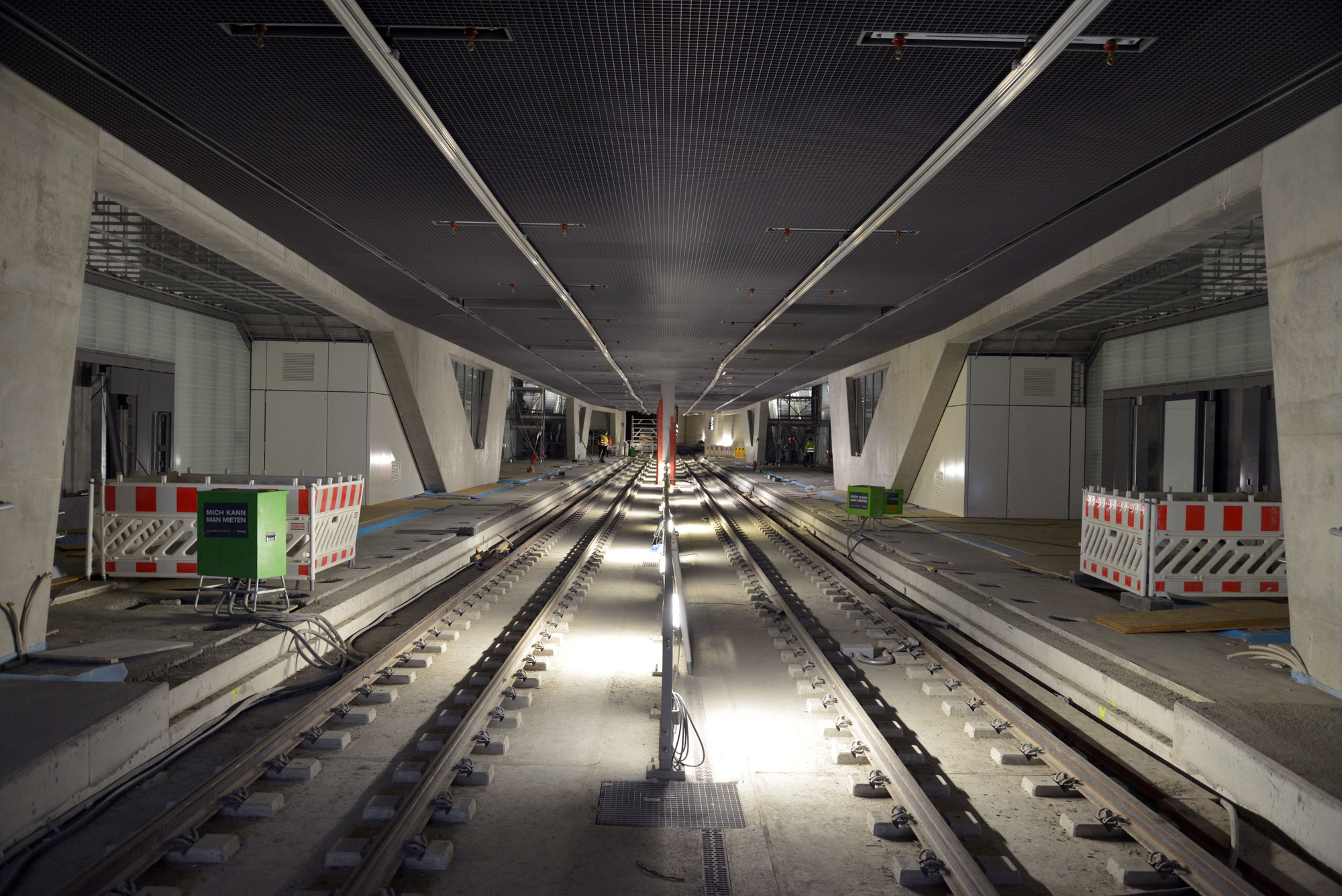 Die Straßenbahnhaltestelle unter dem Augsburger Hauptbahnhof soll Ende 2026, spätestens aber Mitte 2027 in Betrieb gehen.