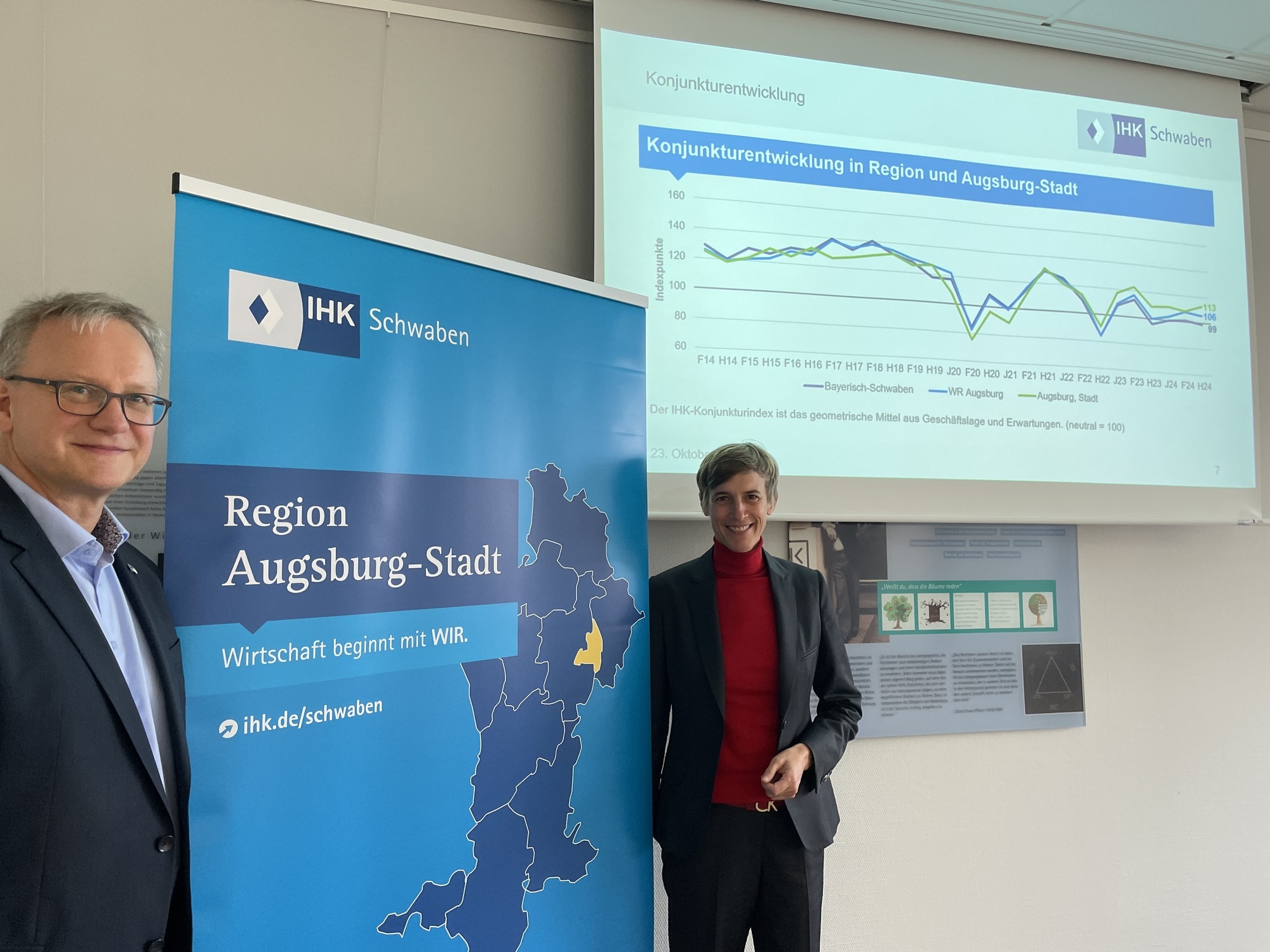 Regionalgeschäftsführer Jens Walter und IHK-Regionalvorsitzende Augsburg-Stadt Ellen Dinges-Dierig stellen die aktuellen Konjunkturdaten der regionalen Wirtschaft in der Stadt Augsburg vor.