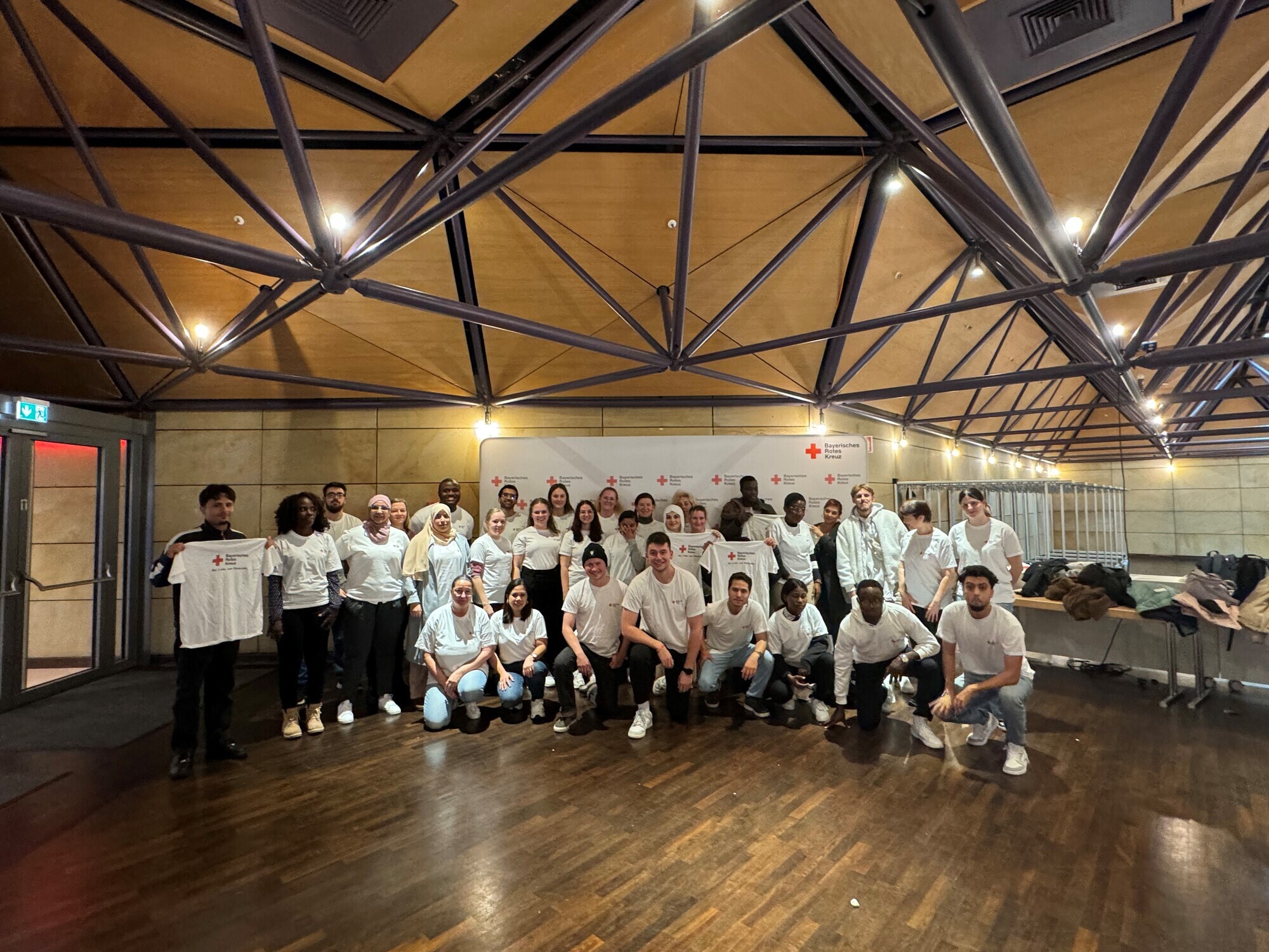 Die Auszubildenden des BRK Kreisverband Ostallgäu wurden gemeinsam mit rund 1200 Berufsstarterinnen und Berufsstartern aus ganz Bayern zum Starttag Ausbildung des Bayerischen Roten Kreuzes eingeladen. Mit einem unterhaltsamen Programm wurden die Neuen in der Rotkreuzfamilie herzlich willkommen geheißen. Foto: Inna Wanscheid / BRK Ostallgäu