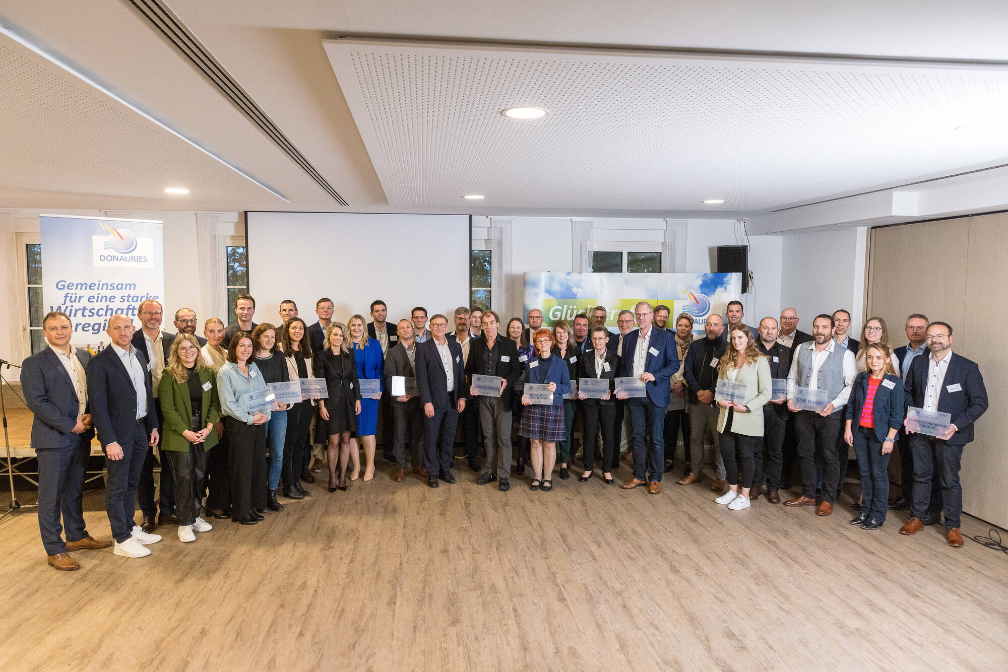 Die diesjährigen TOP-Arbeitgeber DONAURIES. 33 Unternehmen aus der Region wurden ausgezeichnet.