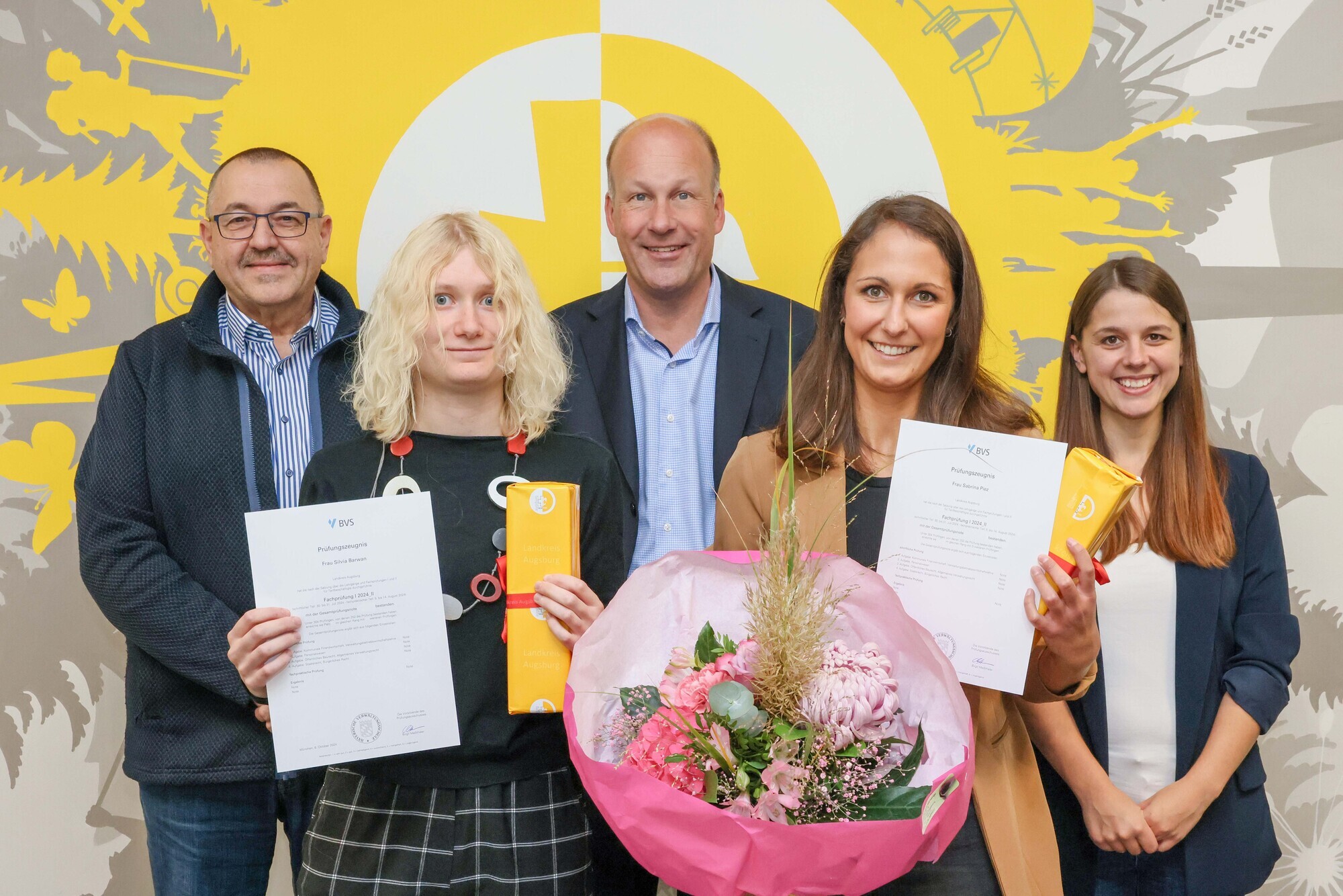 Zwei Mitarbeiterinnen des Landratsamtes haben kürzlich ihre Prüfungszeugnisse für die Weiterqualifizierung zur Verwaltungsfachk