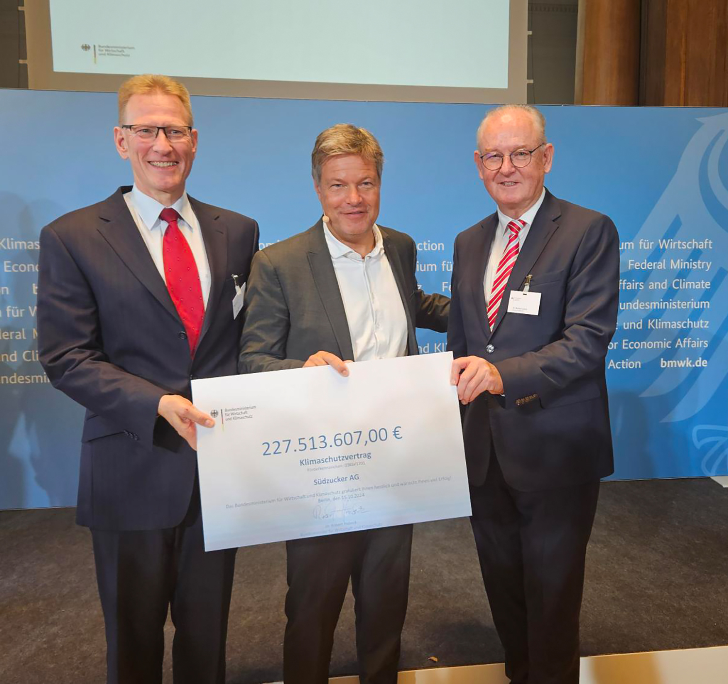 V.l. Hans-Peter Gai (COO Südzucker AG), Bundesminister Dr. Robert Habeck, Dr. Markus Lorenz (Südzucker AG). Foto: Südzucker AG