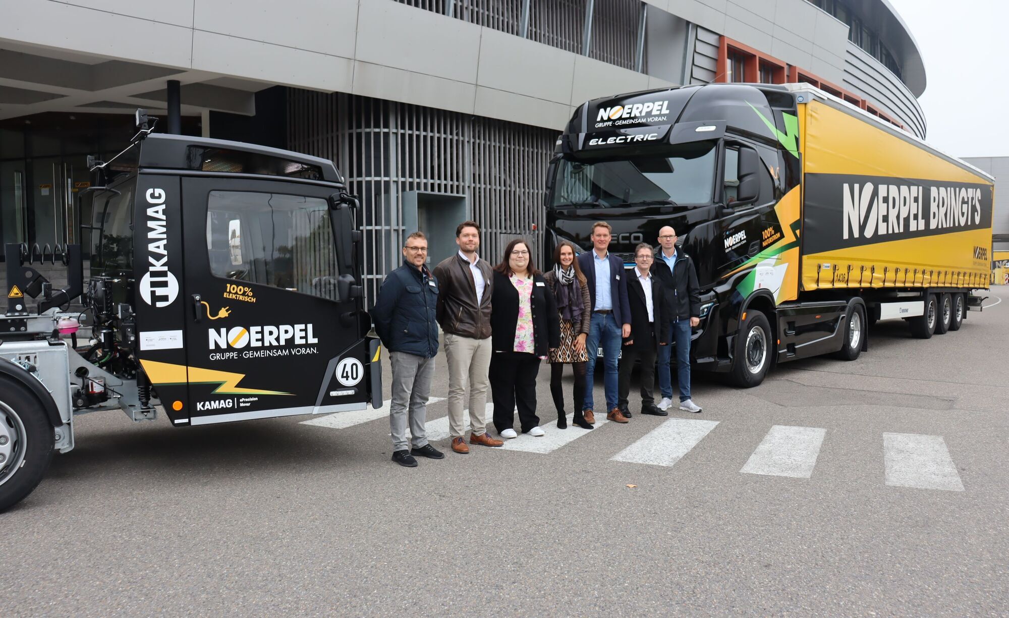 Die Noerpel-Gruppe hat ihren Fuhrpark mit einem E-Lkw und zwei E-Rangierfahrzeugen verstärkt. Von links: Michael Wittmann, Max W