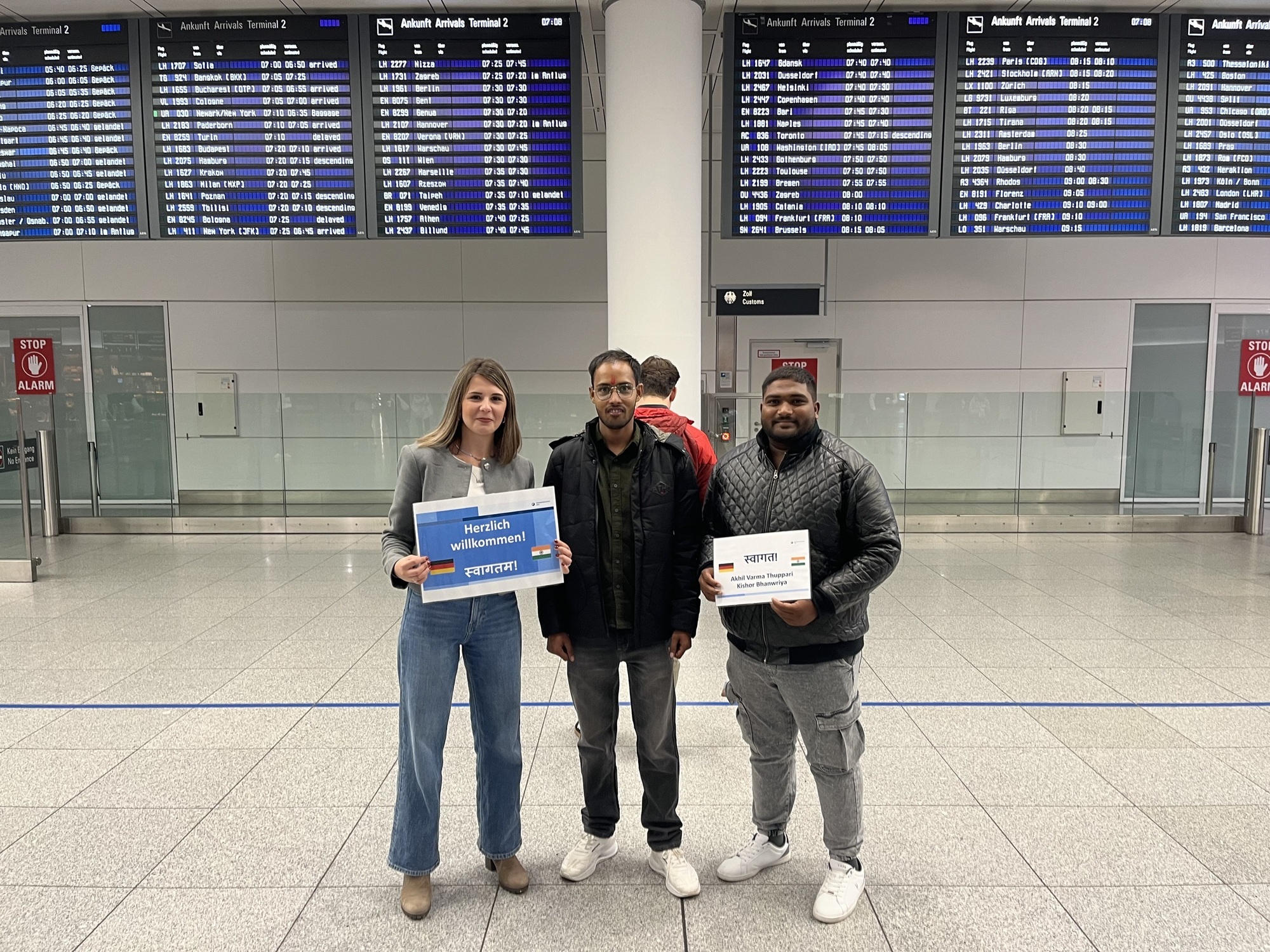 Für Kishor Bhanwriya (Mitte) und Akhil Varma Thuppari (rechts) beginnt ab sofort die Lehre im regionalen Handwerk. Damit sind si
