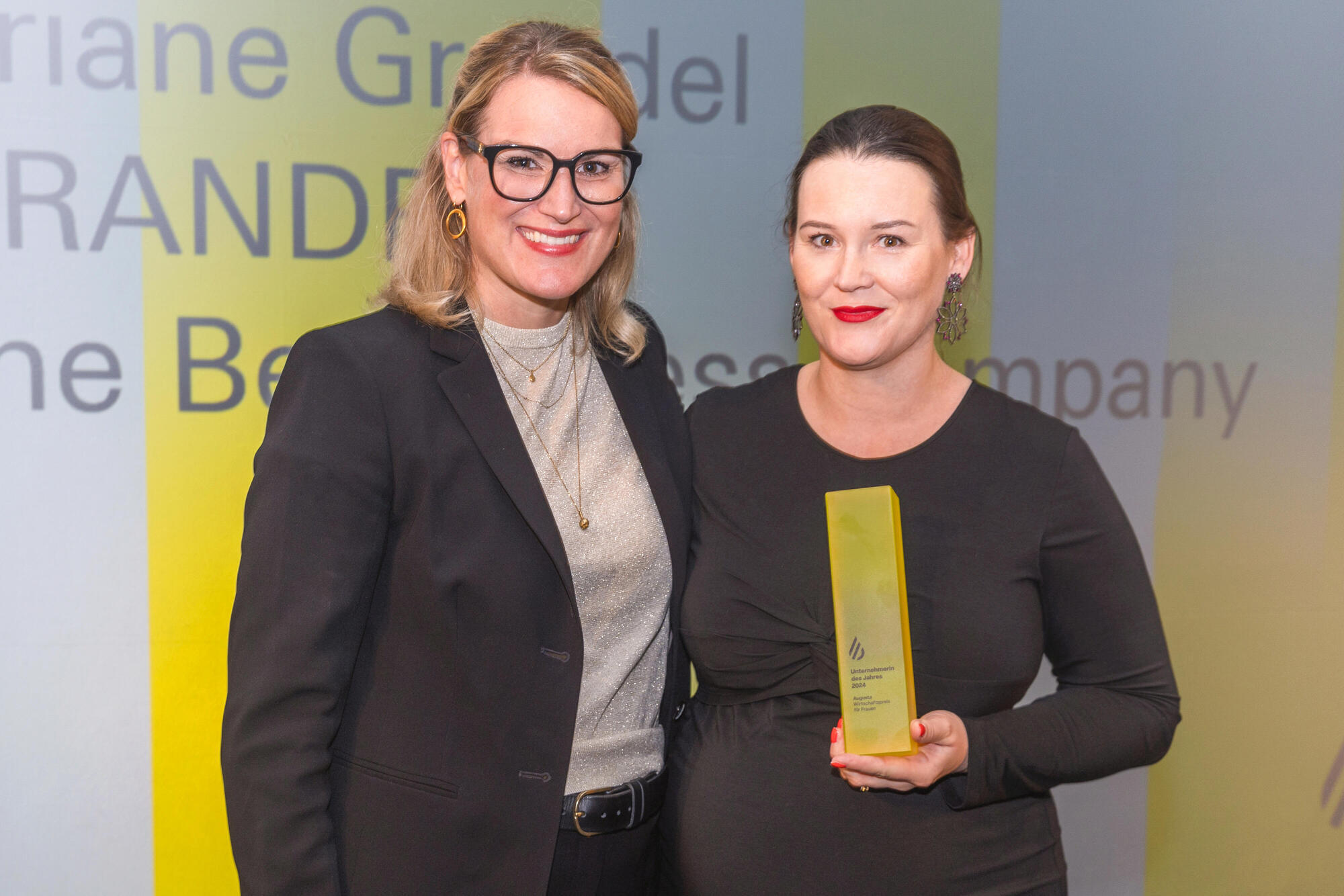 Preisträgerin Ariane Grandel (rechts) und Augsburgs Oberbürgermeisterin Eva Weber (links) bei der Verleihung des Augusta-Preises. Foto: Peter Fastl/ Stadt Augsburg
