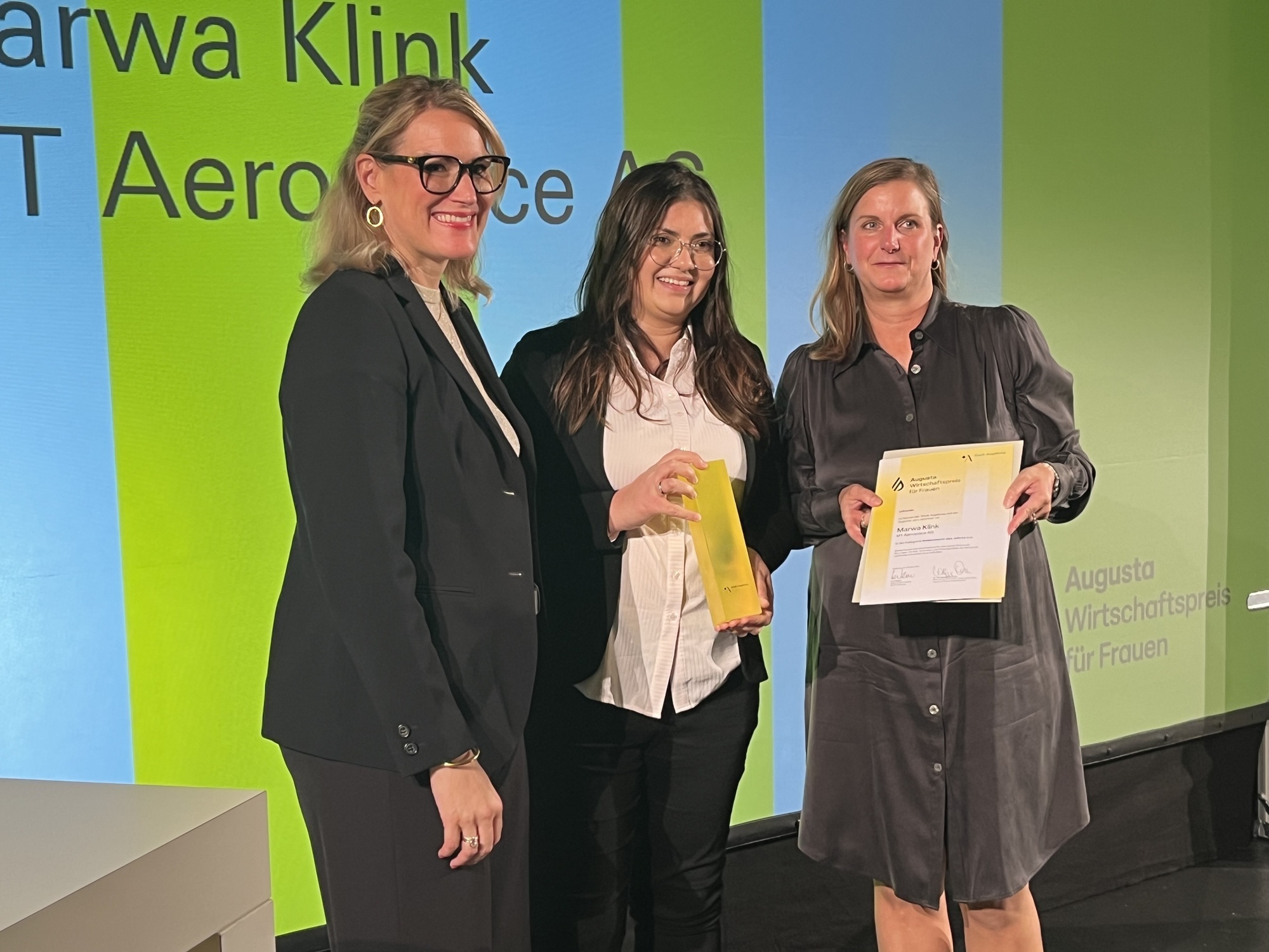 Marwa Klink (mitte) und Augsburgs Oberbürgermeisterin Eva Weber (links) und Jury-Mitglied Ingrid Rieken. Foto: MT Aerospace AG