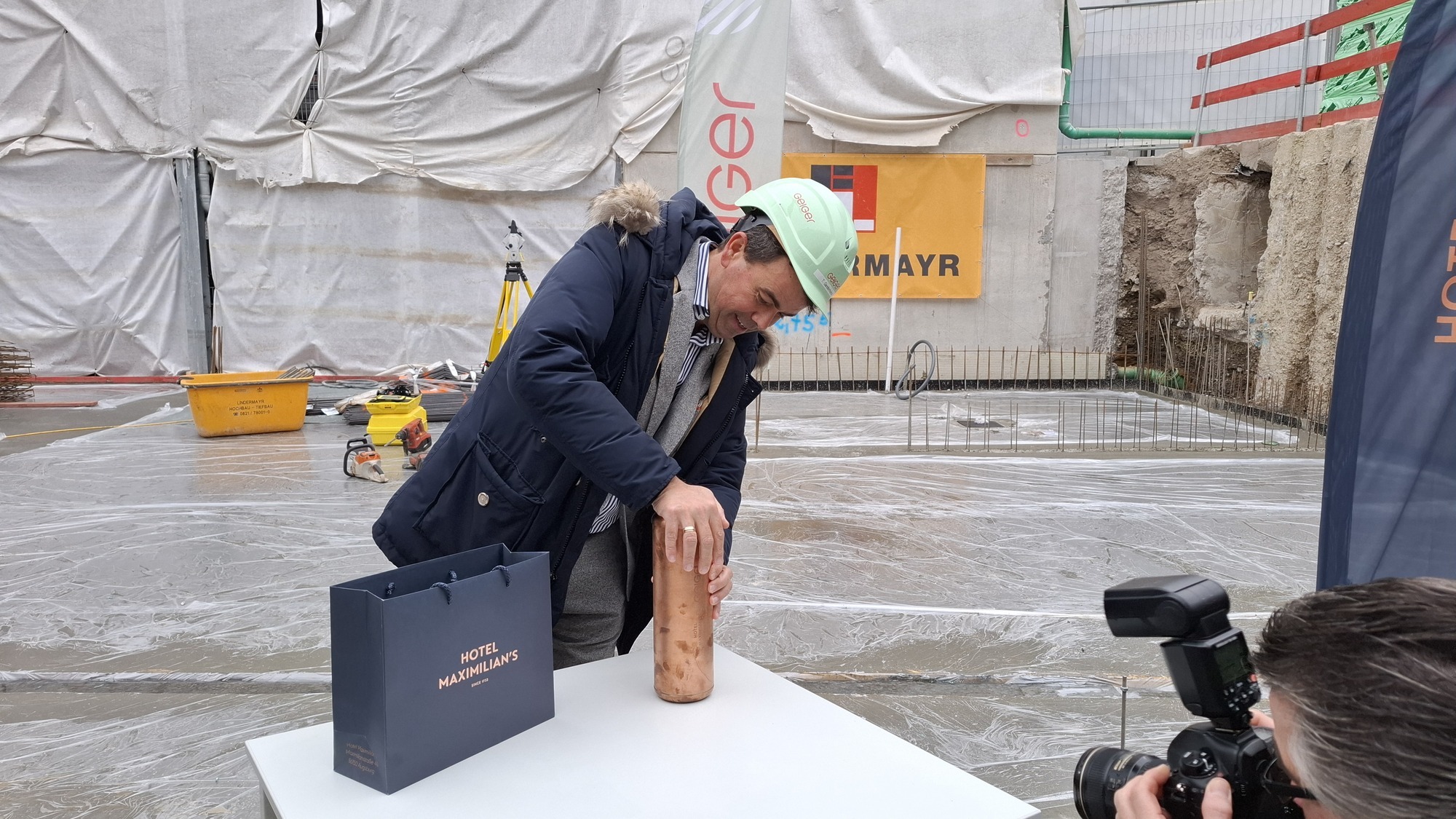 Theodor Gandenheimer, Managing Director des Hotel Maximilian's, hat unter anderem einen Brief an die Nachwelt in die Zeitkapsel gesteckt. Diese wurde bei der Grundsteinlegung des Erweiterungsbaus im Fundament versenkt. Foto: Katharina Seeburger / B4BSCHWABEN