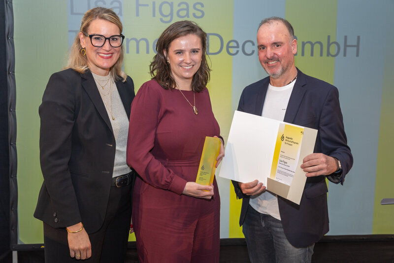 Lisa Figas (Mitte) mit den Jury-Mitgliedern Eva Weber und Stefan Schimpfle. Foto: Peter Fastl/Stadt Augsburg