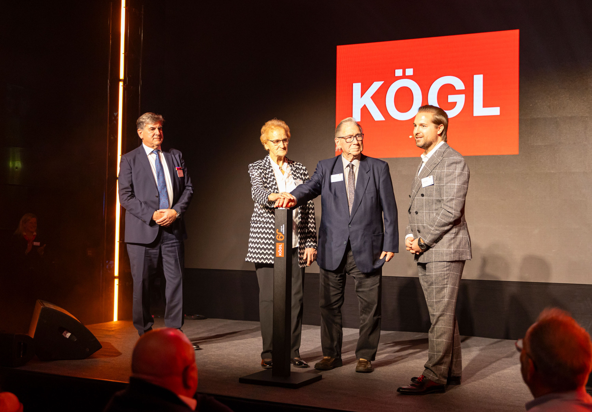 Nachfolge gesichert: Elsa und Adolf Kögl haben ihre Firmenanteile an ihren Enkel Markus Kögl (rechts) übergeben. Foto: Kögl