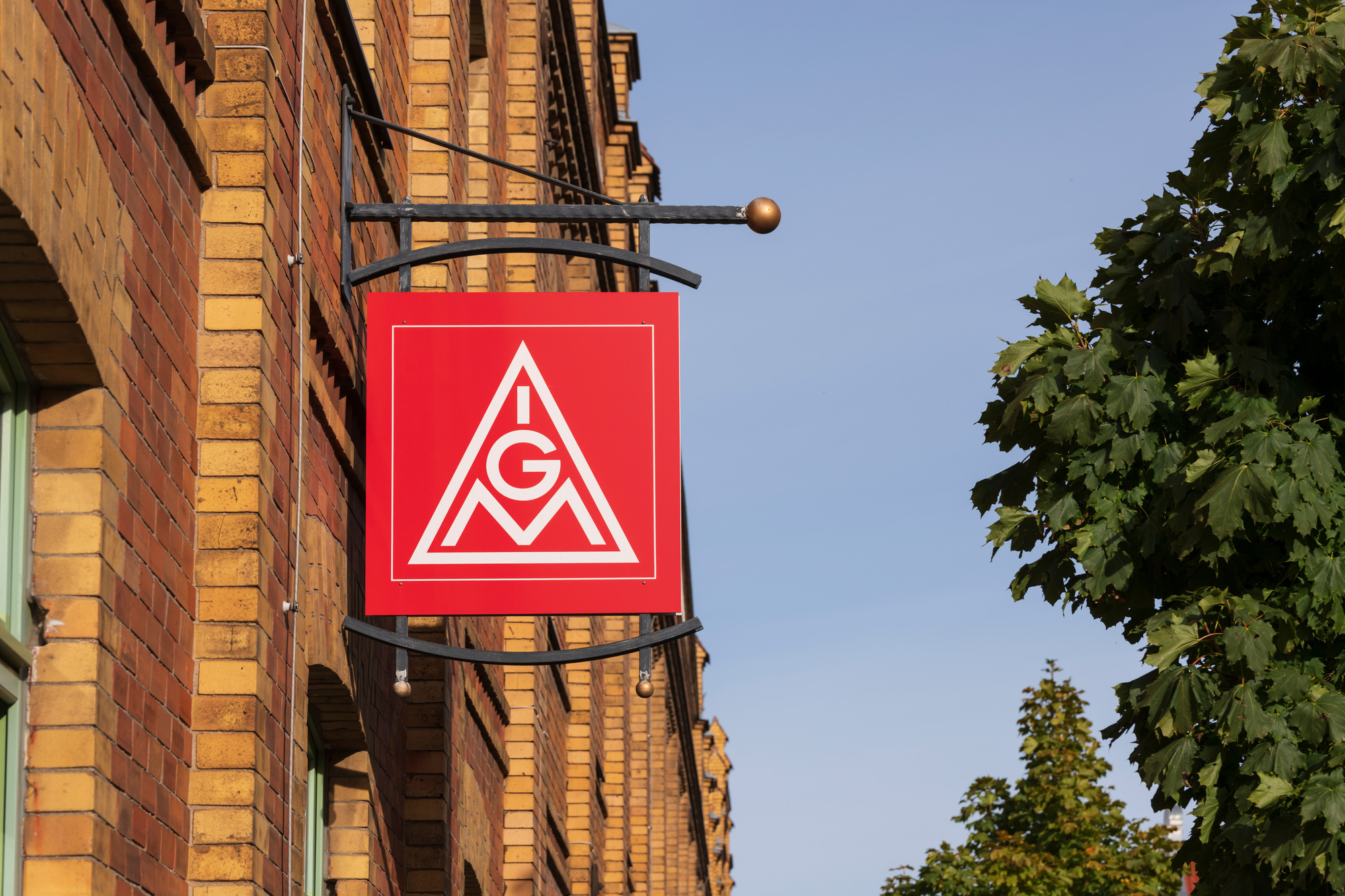 Nach langen Verhandlungen sind die Metall-Bezirke Küste und Bayern zu einem Tarifergebnis gekommen. Bild: Ronald Rampsch, stock.adobe.com