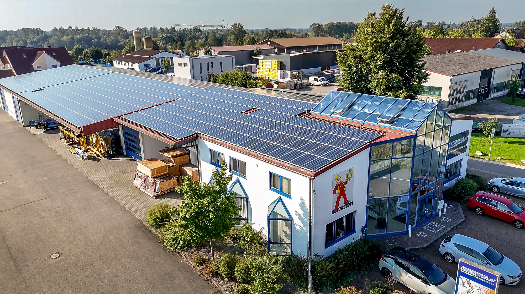 Die Photovoltaik-Anlage auf dem Dach des Heavydrive Stammsitzes sorgt für mehr Klimaneutralität.