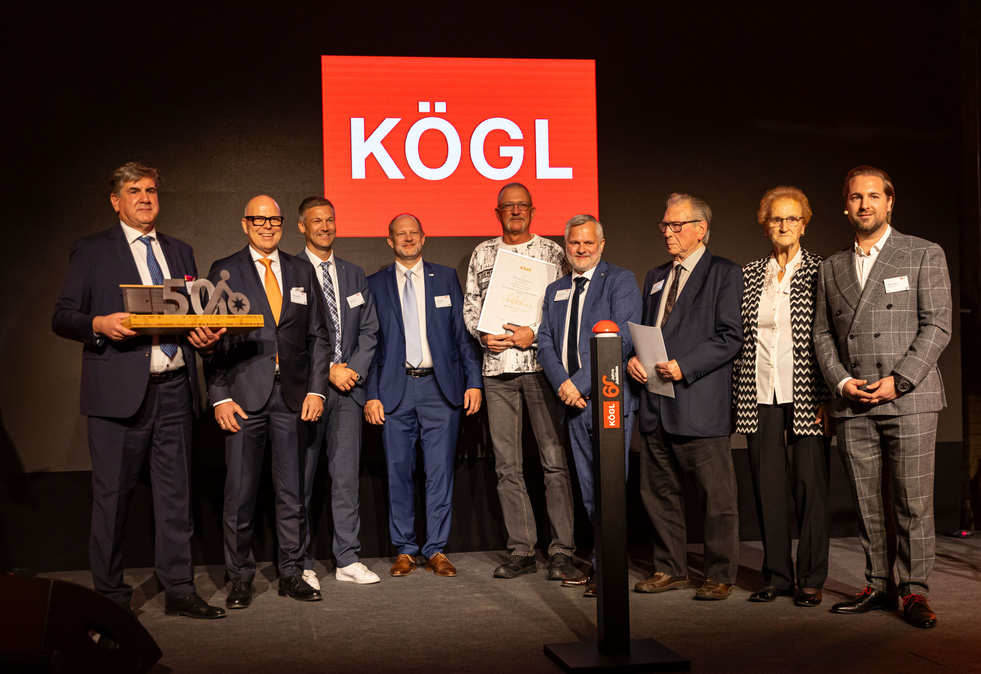 Hatten vielfach Grund zu feiern (von links): Manfred Kögl, Borries Schüler und Florian Leins (beide HoffmannGroup), Oliver Stipar (IHK Schwaben), Michael Neugebauer (seit 40 Jahren Teil des Kögl-Teams), KlausSchmitt (Hoffmann Group), sowie Adolf, Elsa und Markus Kögl. Foto: Kögl