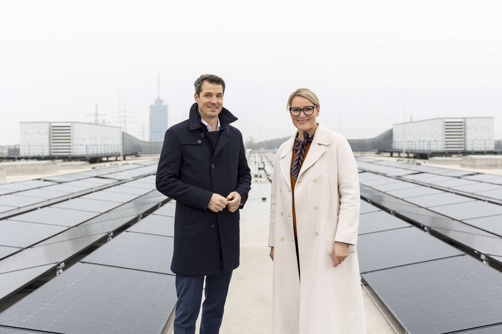 <p>Lorenz A. Rau, Geschäftsführer der Messe Augsburg, und Oberbürgermeisterin Eva Weber begutachten die neue PV-Anlage. Foto: Messe Augsburg<br></p>