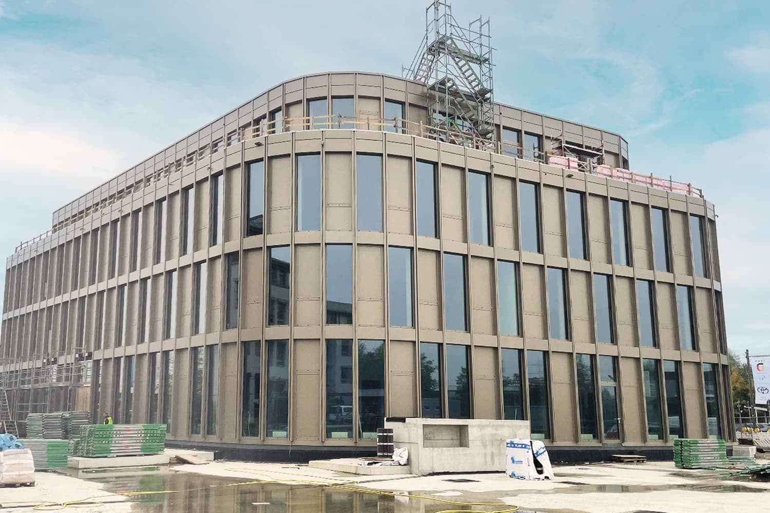 Baufortschritt Oktober 2024 – Haus 1 fertig, der Innenausbau hat begonnen. Foto: brixx projektentwicklung GmbH