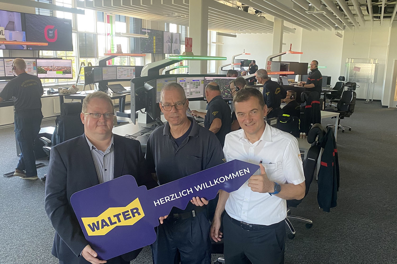 (v. l.) Marc Zelenka von WALTER hieß bei der Eröffnung ILS-Leiter Stefan Wirz und Feuerwehr-Chef Dr. Andreas Graber im Glaspalast willkommen. Fotos: Bernd Jaufmann / WALTER