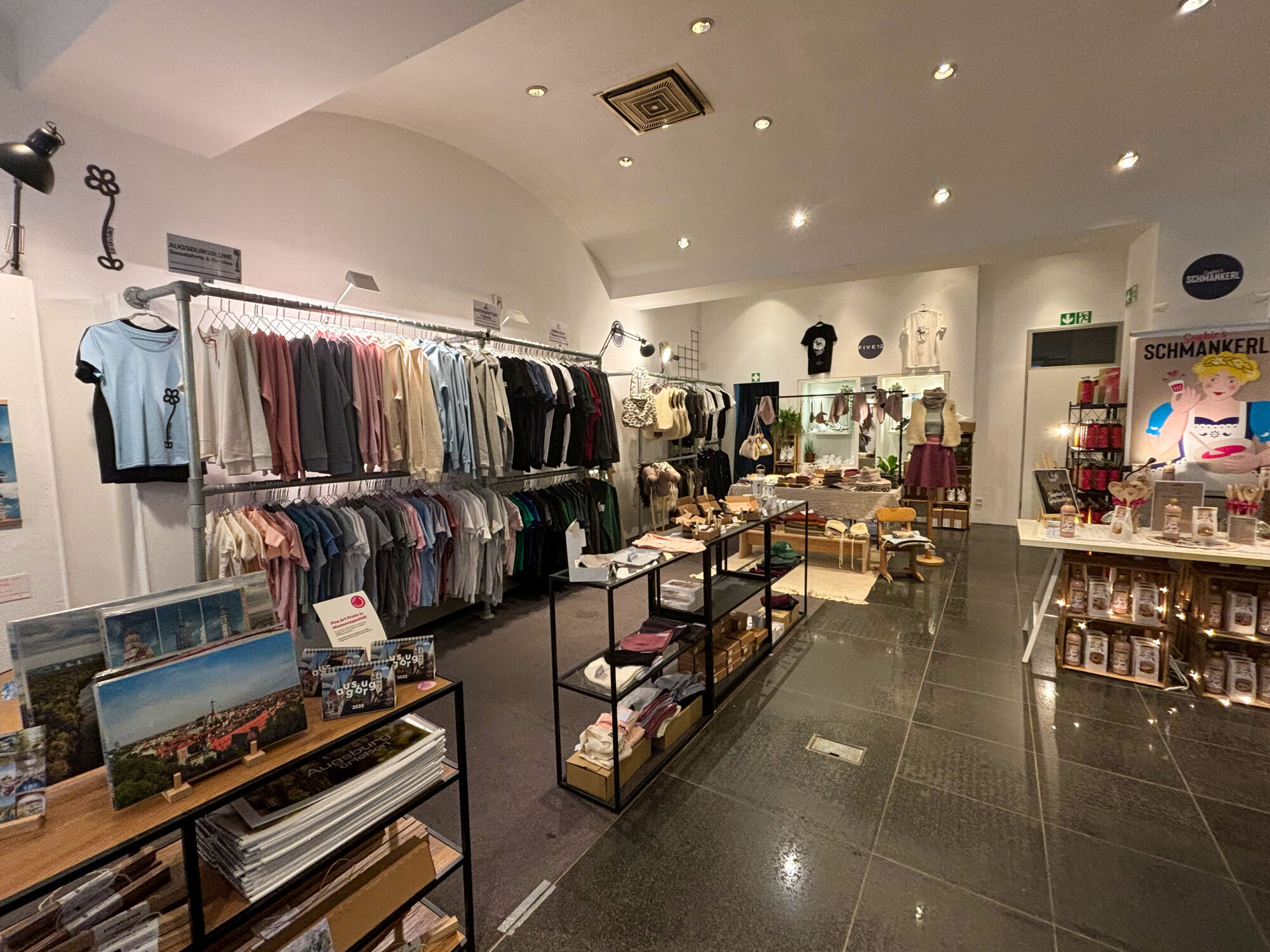 Das Designkaufhaus Zwischenzeit geht dieses Jahr in die siebte Runde. Hier gibt es in der Vorweihnachtszeit ein breites Angebot von Textilien über Handwerk bis Geschenke aus Augsburg und Region. Bild: Gregor Rudat / Stadt Augsburg