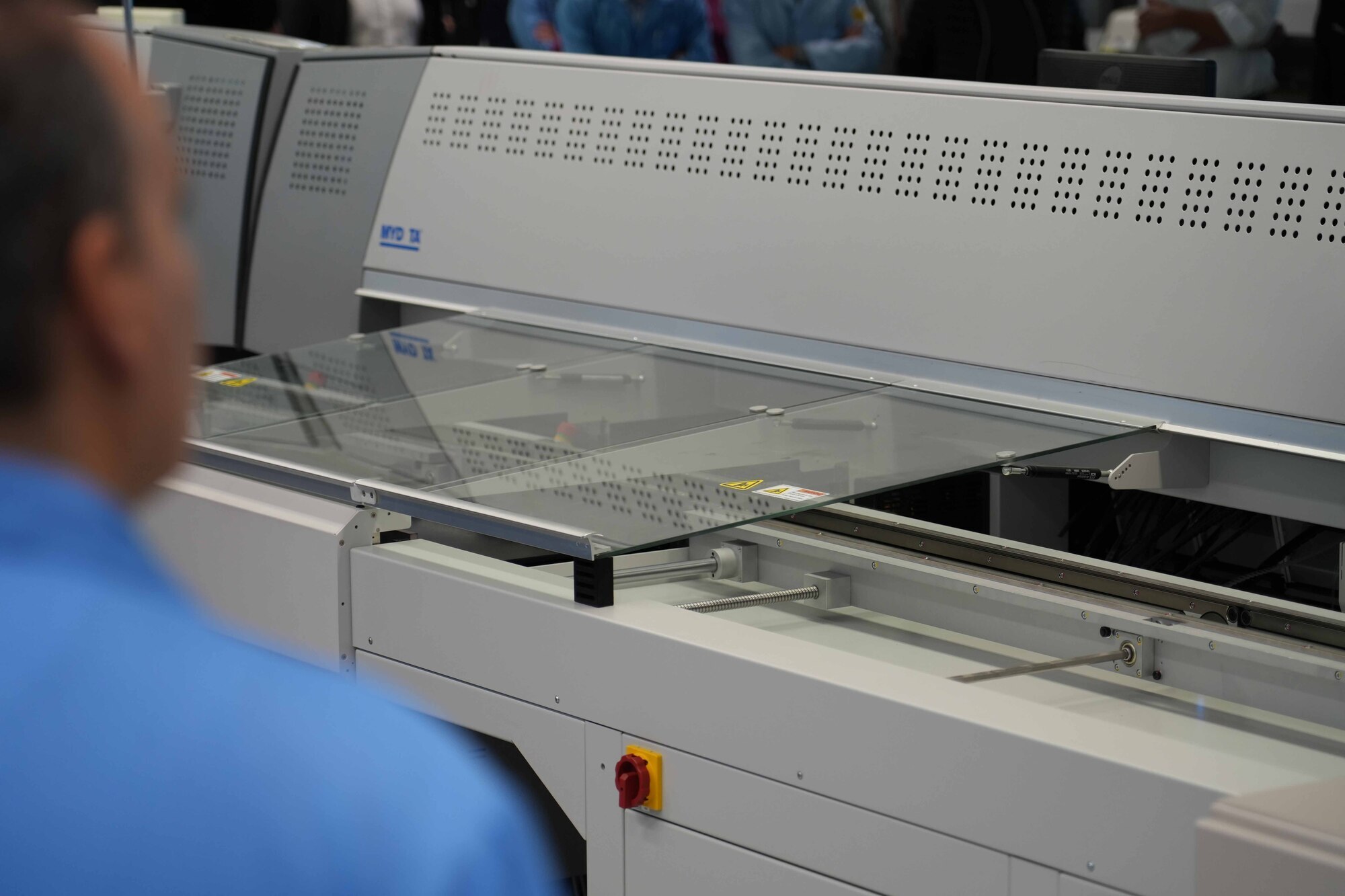 In der Hensoldt-Elektronikfertigung wurde eine zweite Leiterkarten-Bestückungslinie in Betrieb genommen, Foto: Hensoldt.