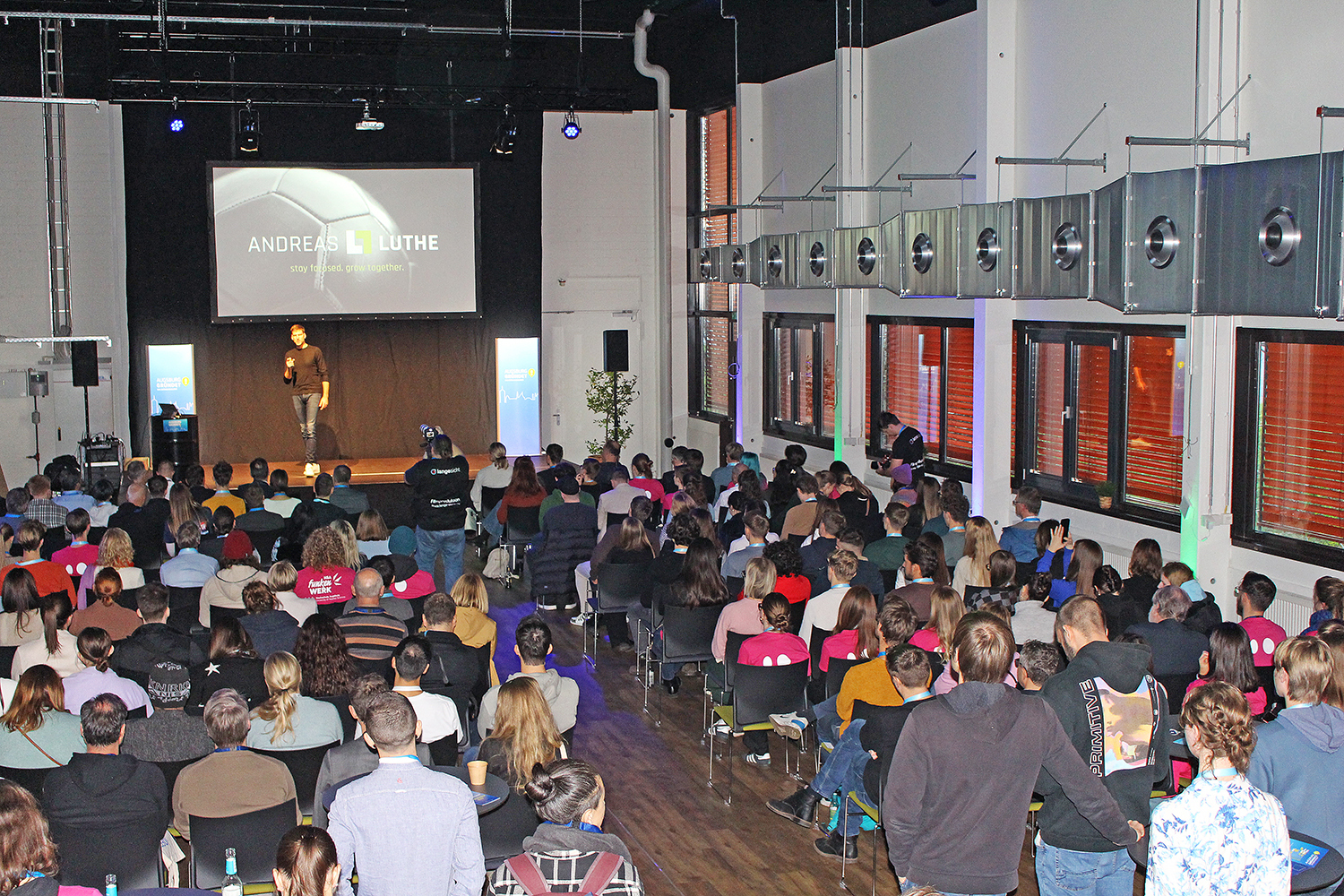 Viele Besucher im neuen Gründerzentrum des DZ.S. Foto: B4BSCHWABEN.de