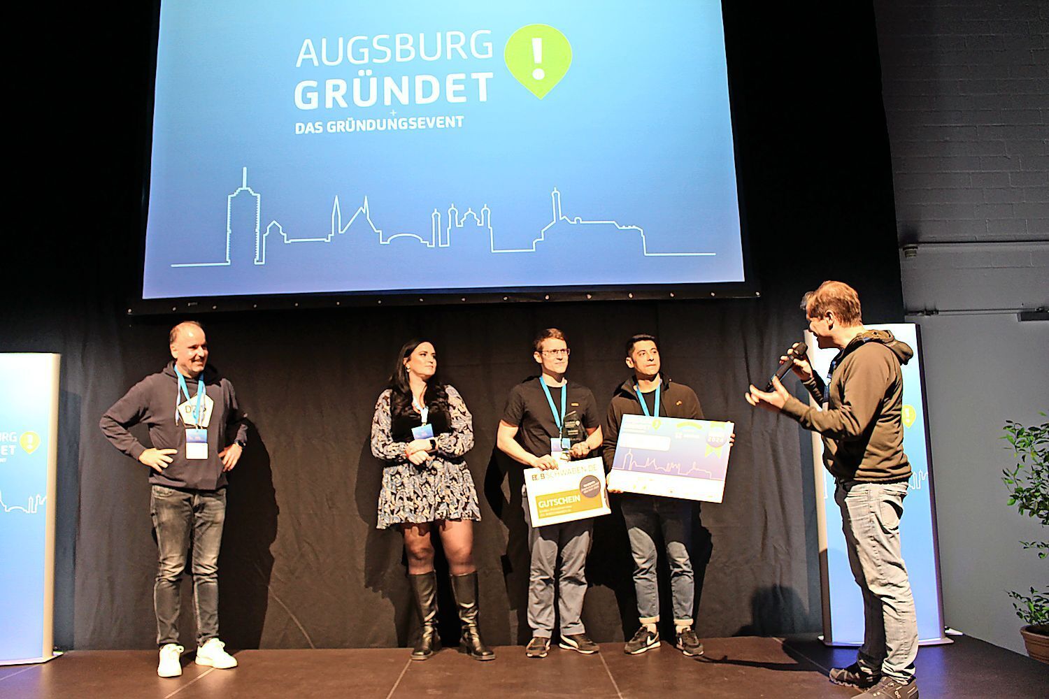 Die Gewinner des Idea Slam 2024: Die NKTek-Gründer Dominik Kraus und Daniyal Noor (Mitte). Foto: B4BSCHWABEN.de