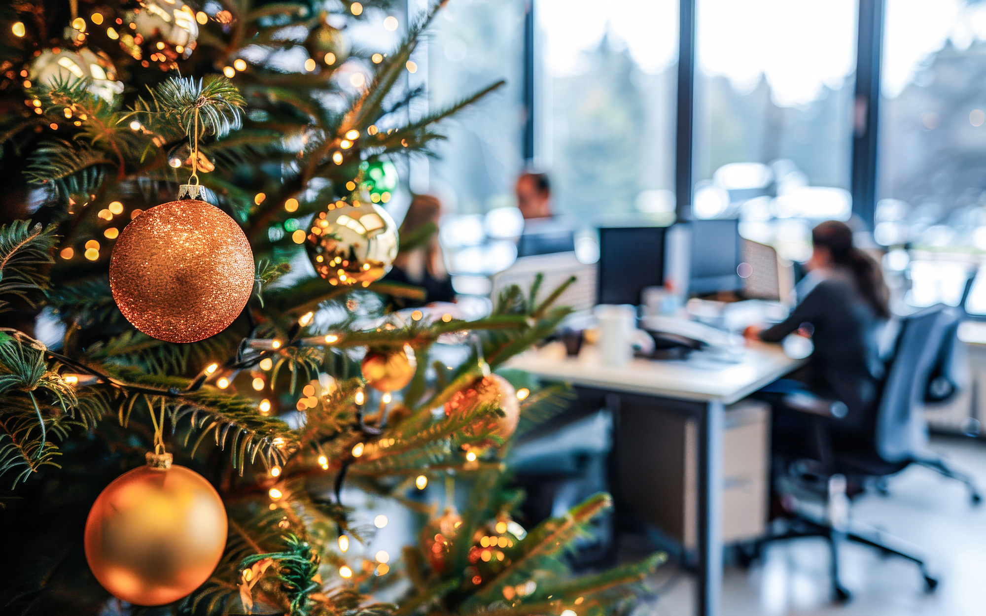 Die Adventszeit steht vor der Tür und überall weihnachtet es. Aber ist Dekoration am Arbeitsplatz überhaupt erlaubt? Foto: eshana_blue, stock.adobe.com