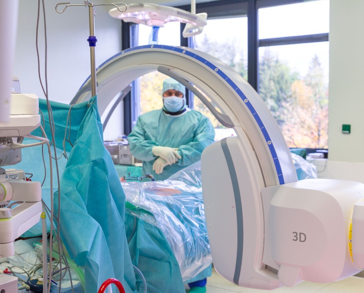 Mit dem mobilen C-Bogen mit interoperativer 3D-Bildgebung können vor, während und nach dem Eingriff hochpräzise Bilder gemacht und die Ergebnisse kontrolliert werden. Foto: Doris Wiedemann.