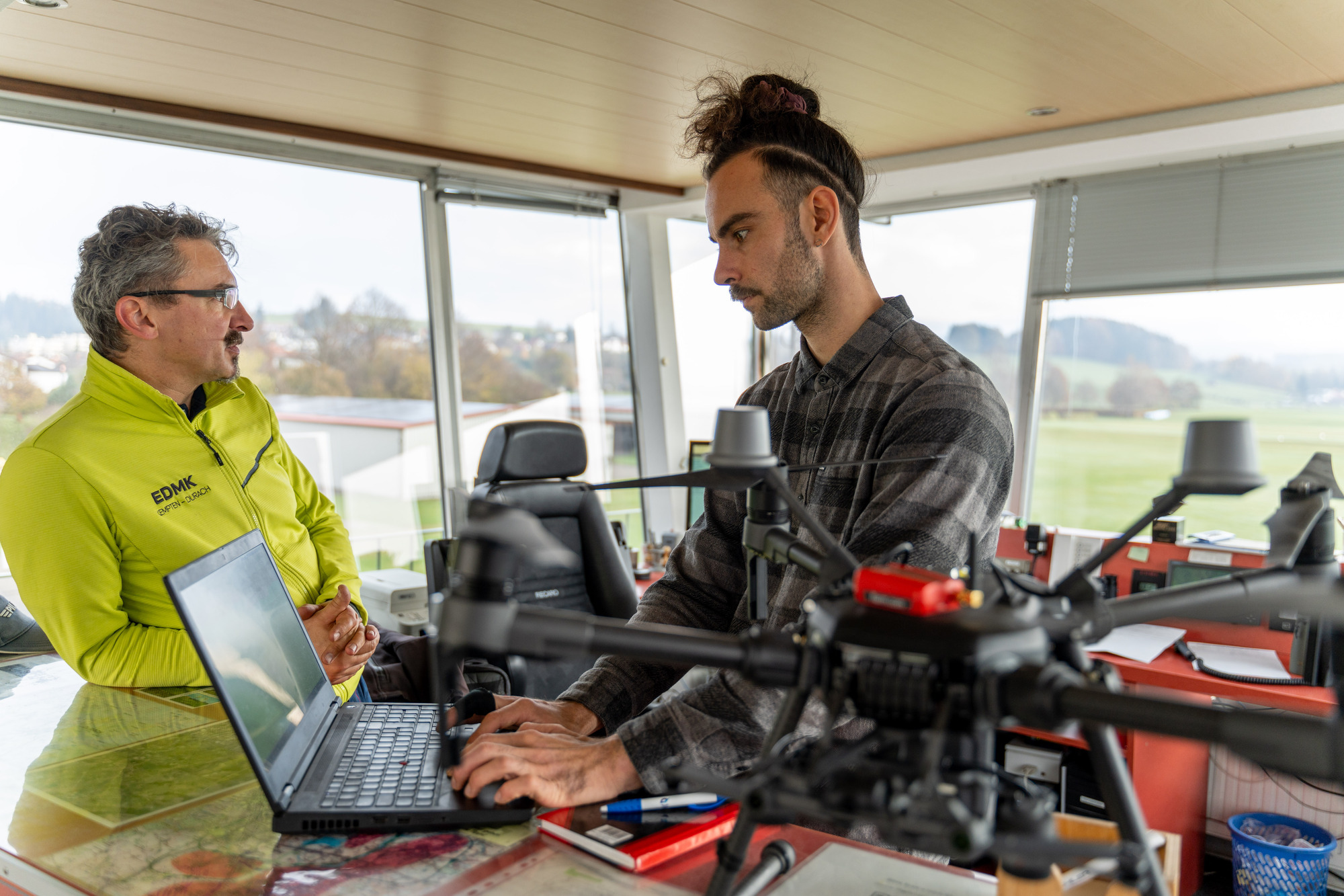 Mitarbeiter im Projekt AllgAir am Verkehrslandeplatz Kempten-Durach. Foto:Hochschule Kempten/Felix Wachter