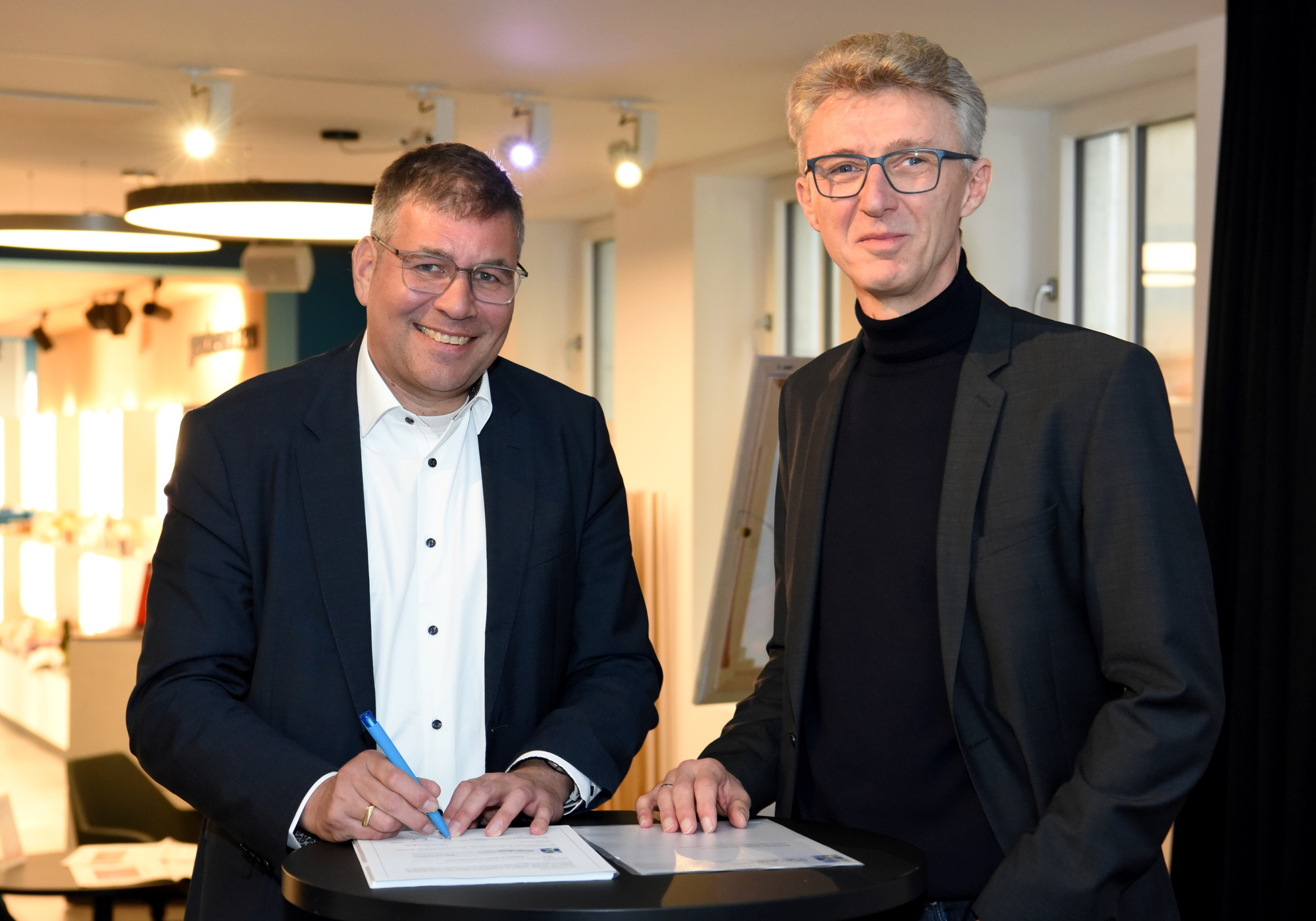 Von links: Dr. Wolfgang Hübschle, Wirtschaftsreferent der Stadt Augsburg und Christian Gulden, Geschäftsführer pd.Media Sales. Foto: Ruth Plössel/Stadt Augsburg