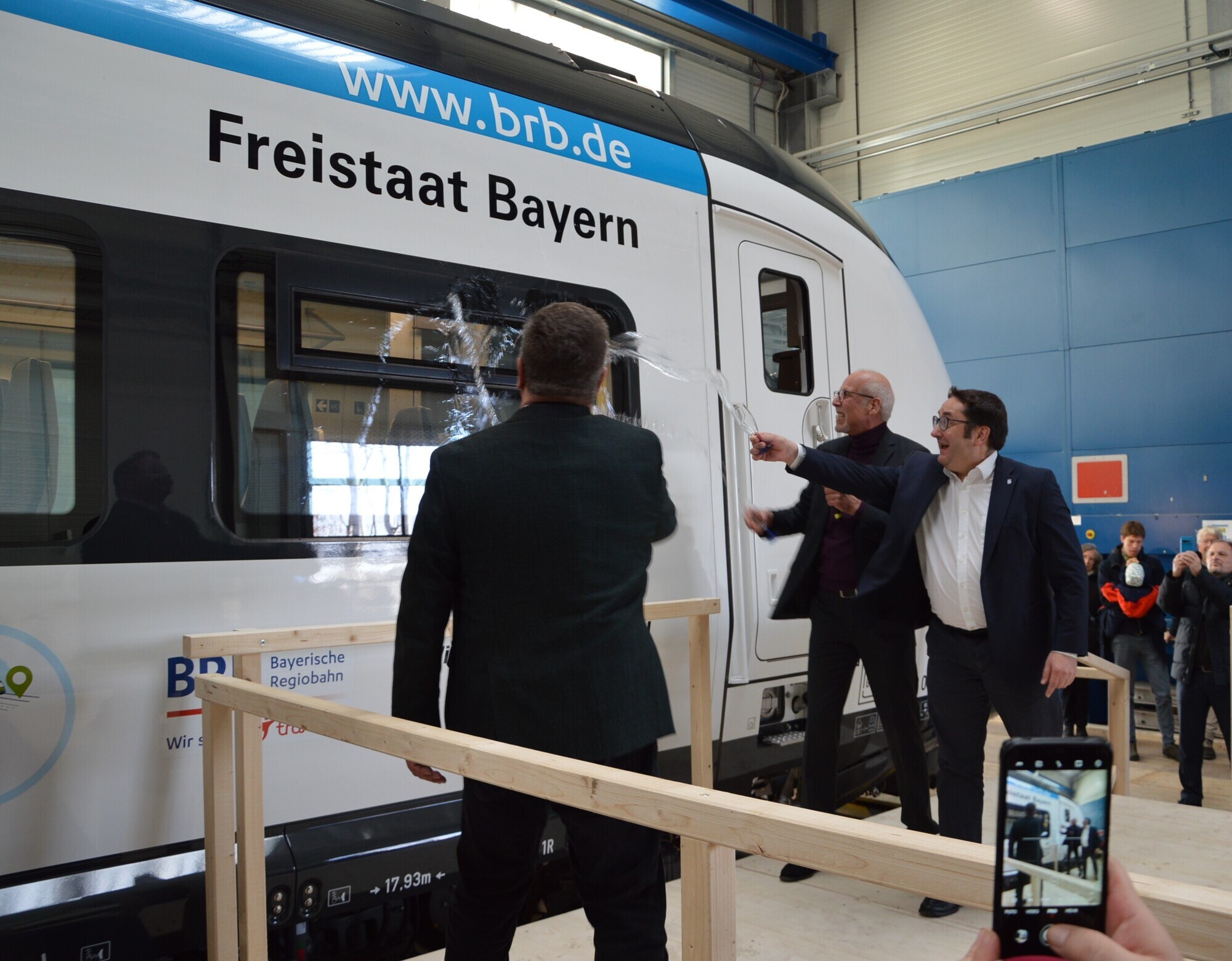 Mit Wasser aus Lech und Wertach wurde der Mireo Plus H getauft: Verkehrsminister Christian Bernreiter, BRB-Geschäftsführer Arnu