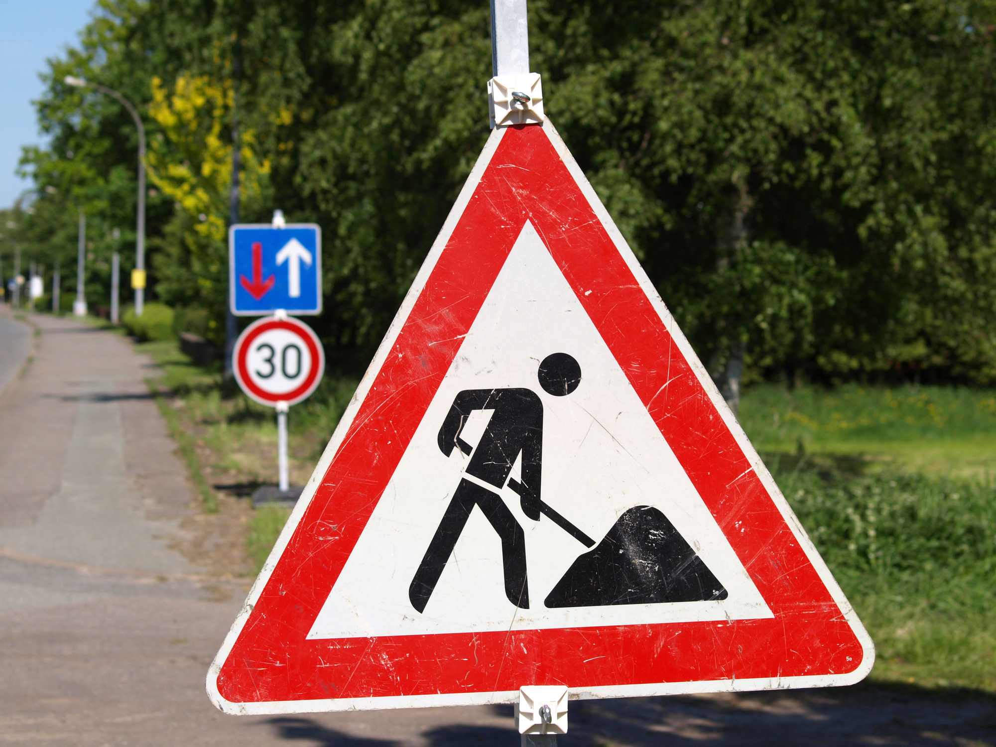 Der Kreis Dillingen freut sich über die Förderung zum Ausbau der Verkehrssicherheit.