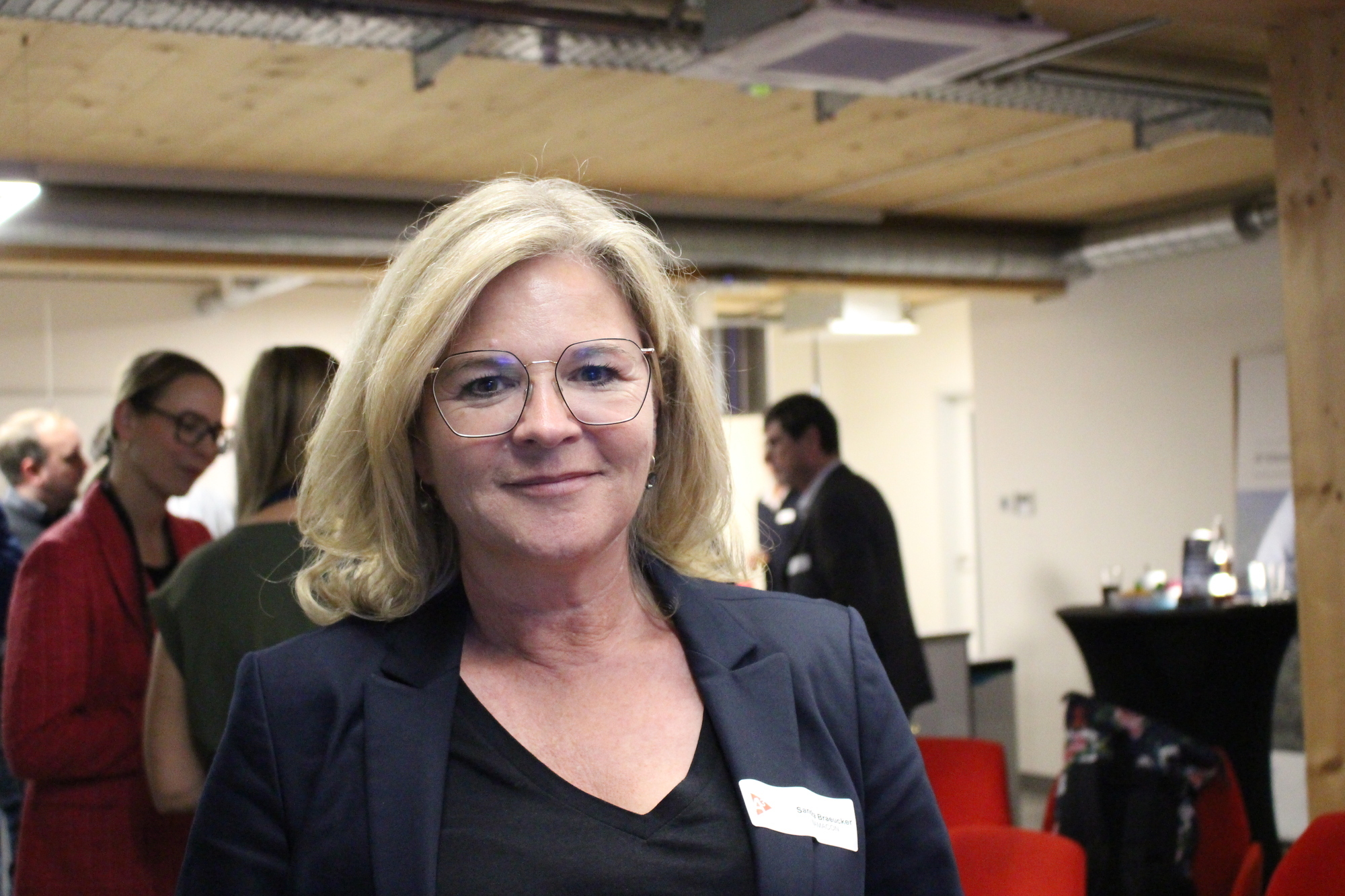 Sandra Braeucker von Namacon in Augsburg berät Unternehmen auf ihrem Weg zur Nachhaltigkeit. Bei dem A³ Wirtschaftsdialog hat sie klargemacht: An dem Thema kommt keiner vorbei. Foto: B4BSCHWABEN / Katharina Seeburger