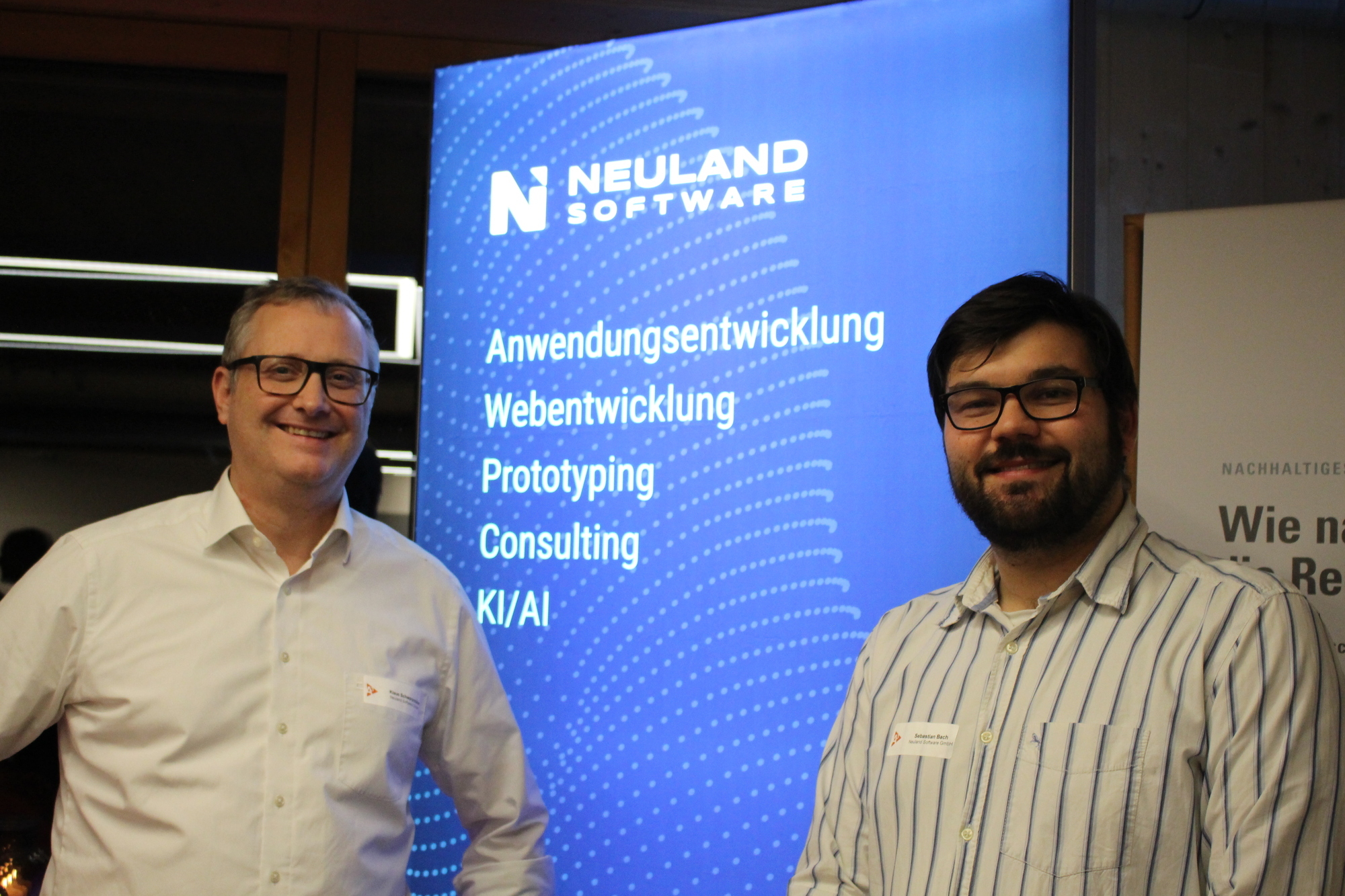 Für Klaus Schwarzmüller (links) und Sebastian Bach (rechts) von der Neuland Software GmbH in Augsburg muss IT nachhaltiger werden und kann in anderen Bereichen zu Nachhaltigkeit verhelfen. Foto: B4BSCHWABEN / Katharina Seeburger