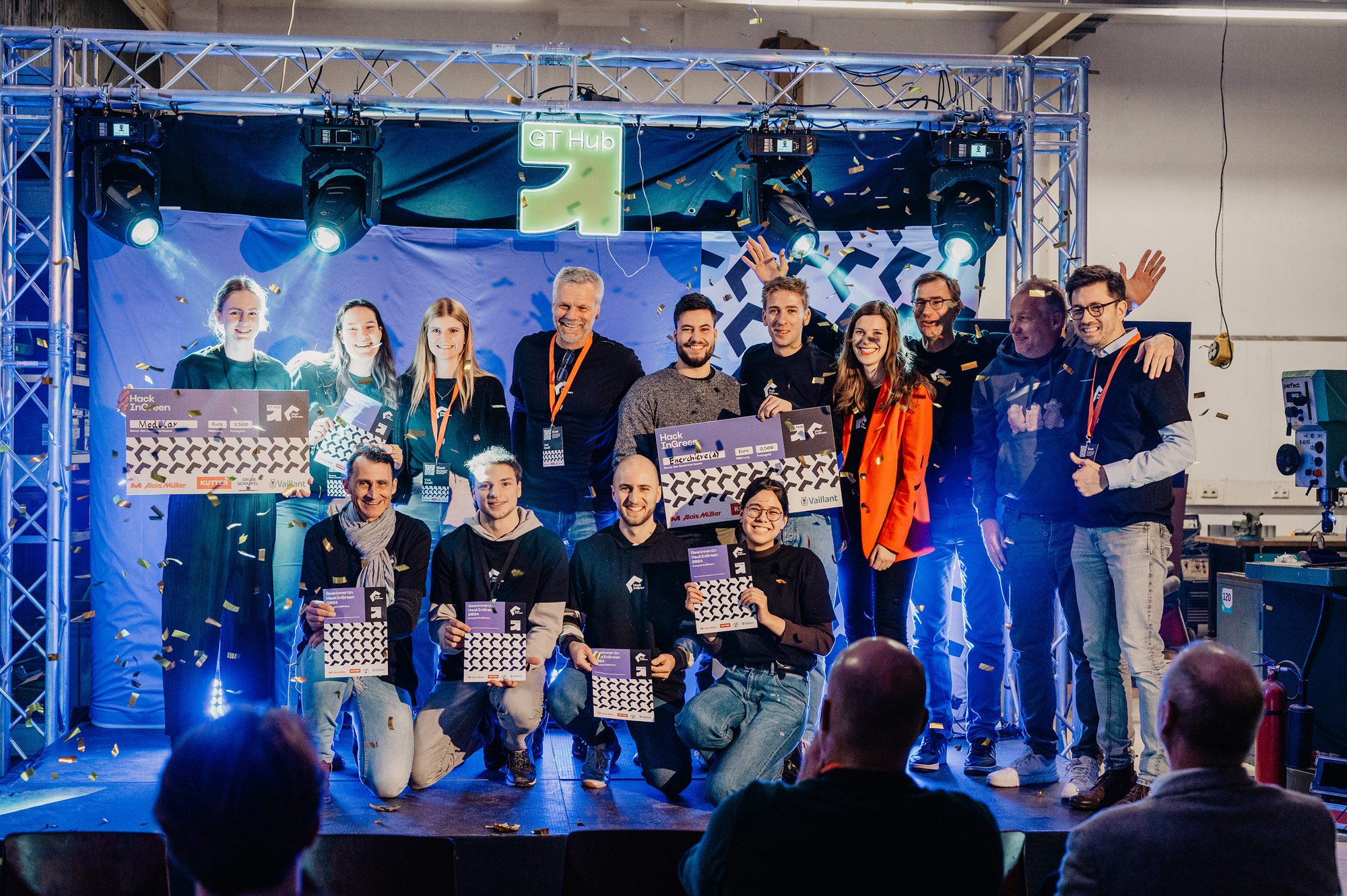 Die beiden Sieger-Teams des Hackathons gemeinsam mit der Jury bestehend aus Ulrich Dick und Carolin Schuster (beide Kutter), And