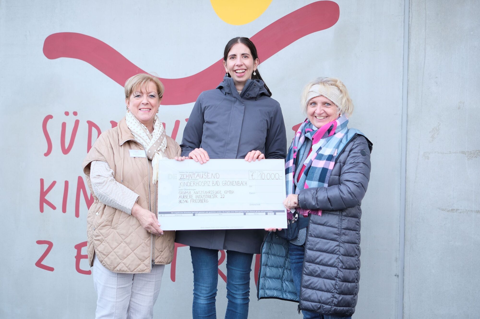 Marlies Breher (Süddeutsche Kinderhospiz-Stiftung), Sophie Gruber (GRUMA) und Annemarie Herrmann bei der Spendenübergabe.